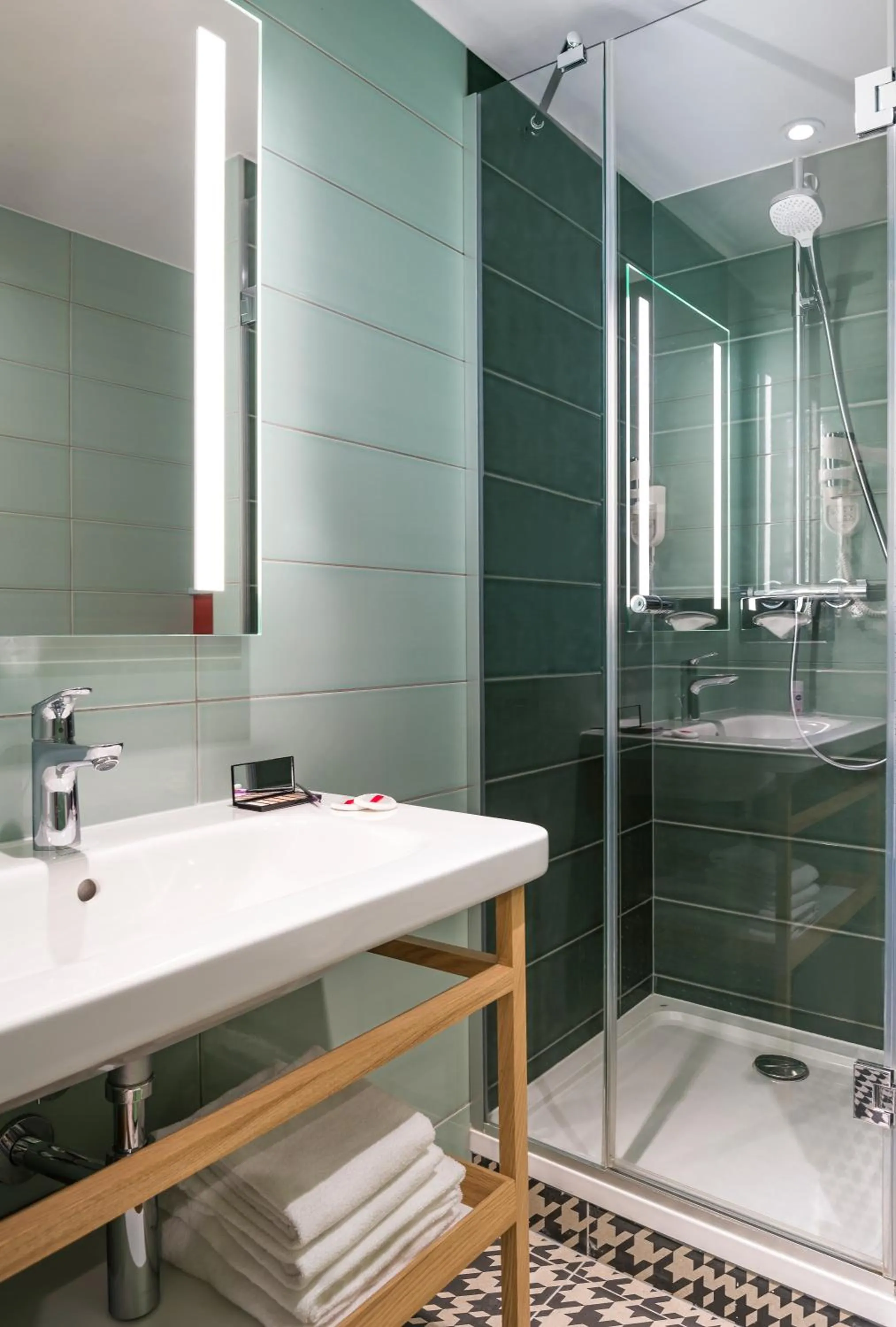 Shower in Ibis Styles Paris Gare Saint Lazare
