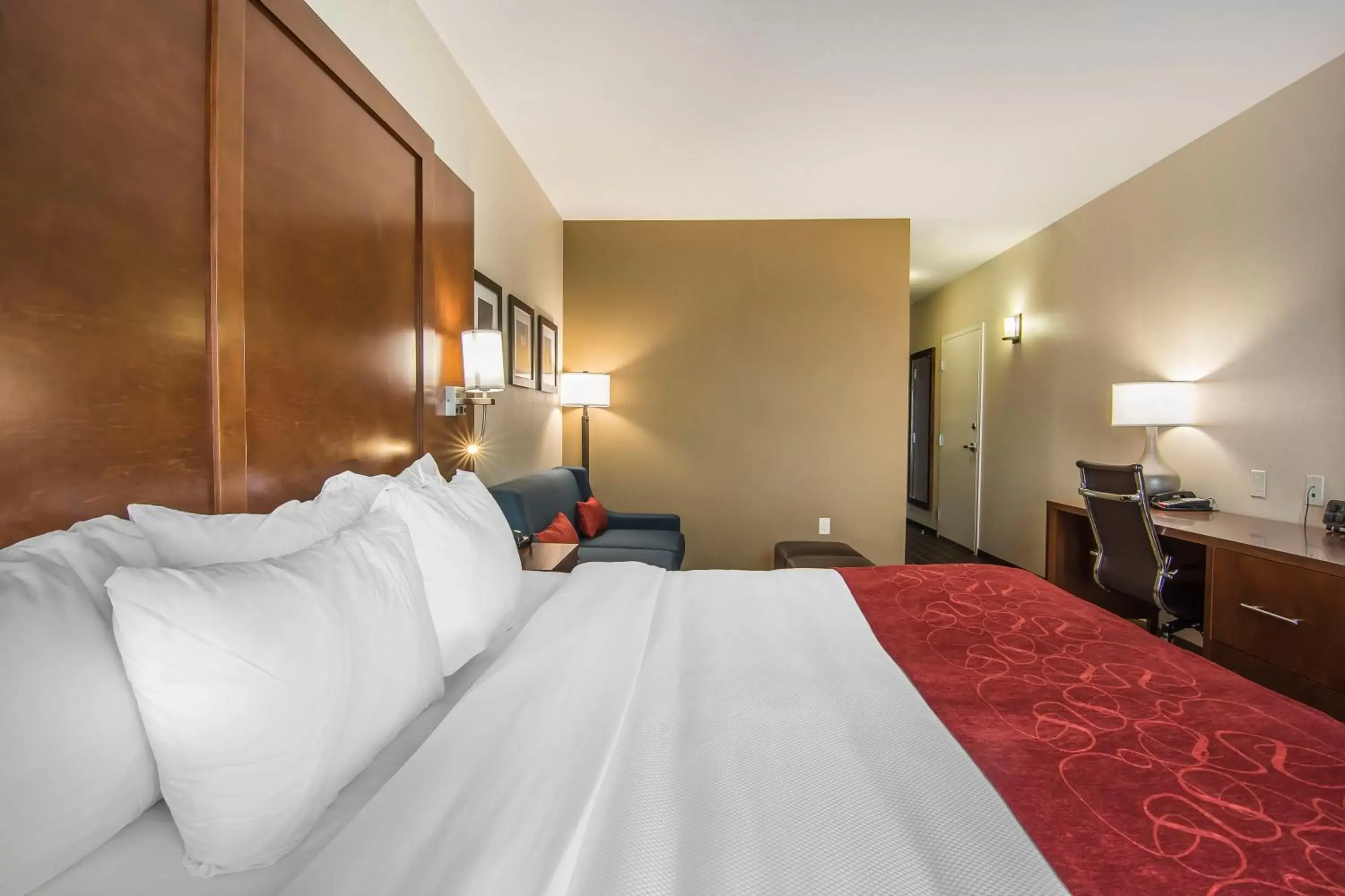 Bedroom, Bed in Comfort Suites Regina