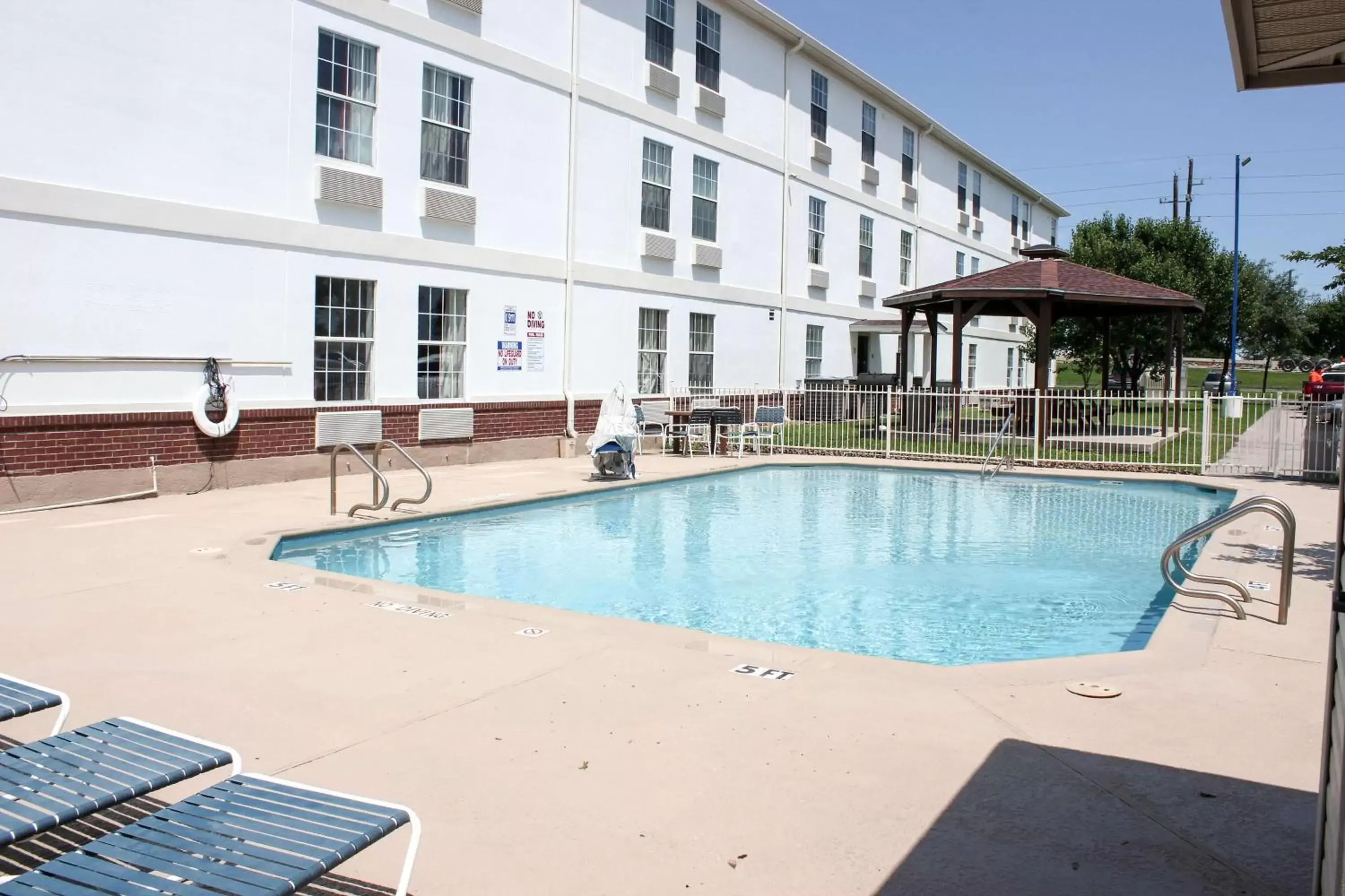 Day, Property Building in Motel 6-Rosenberg, TX