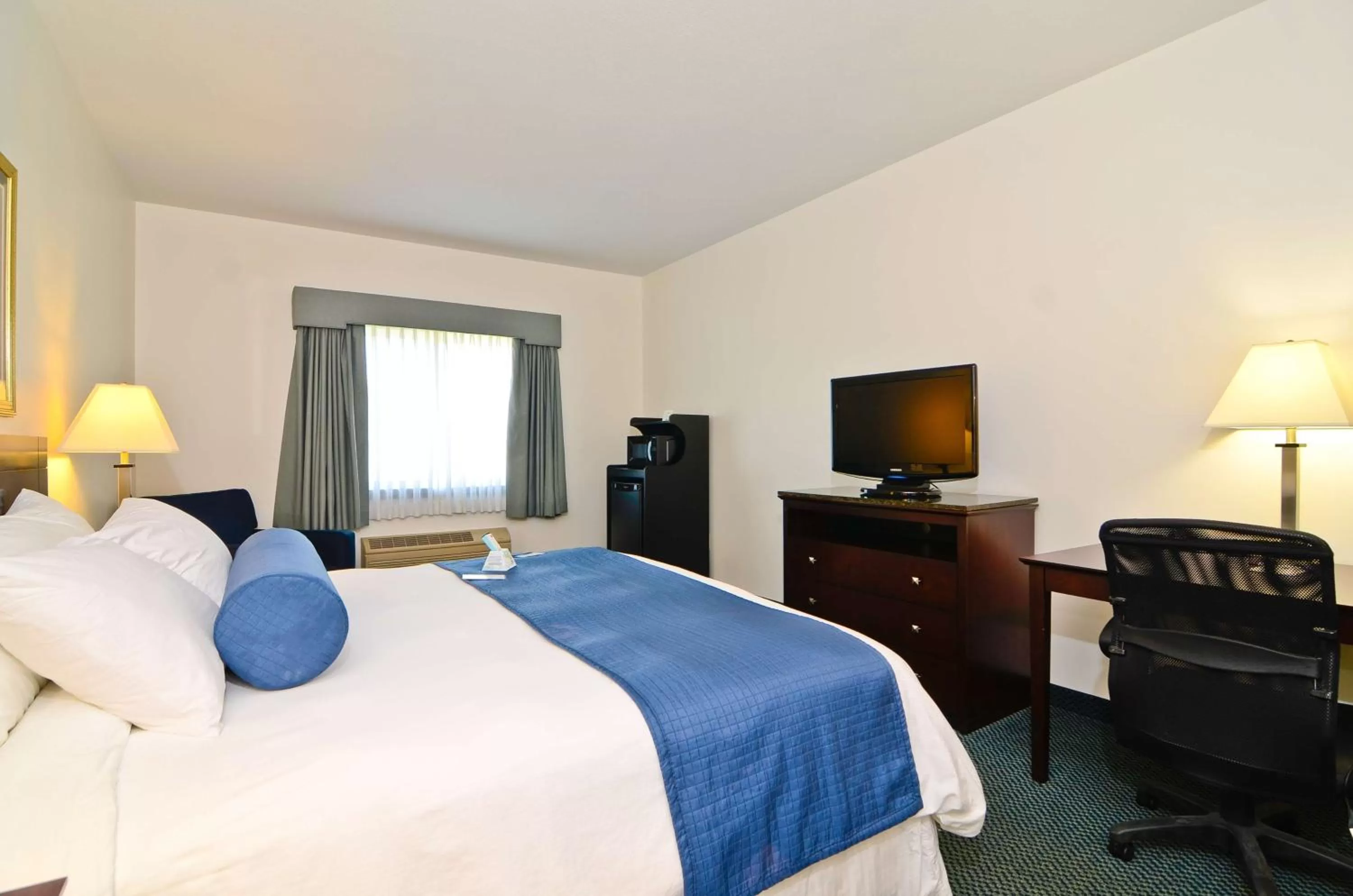 Photo of the whole room, Bed in Best Western Gas City