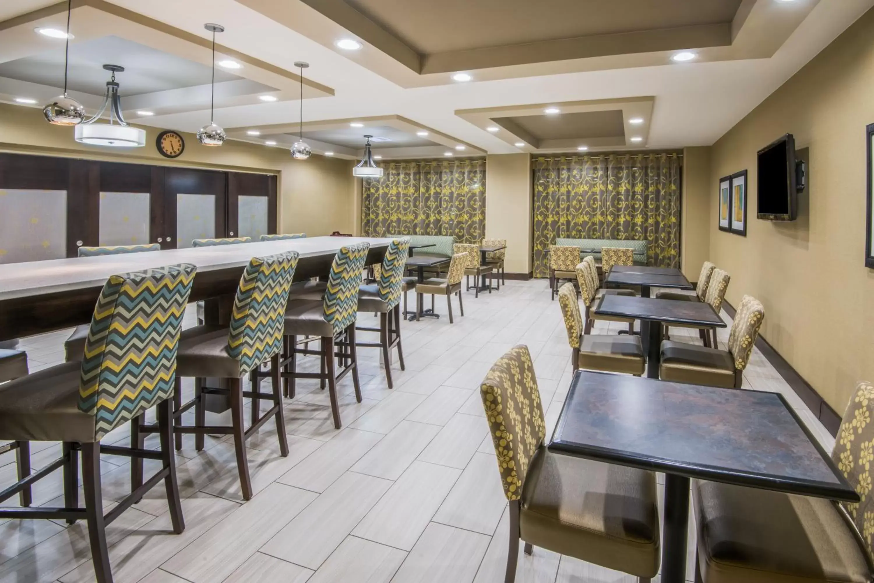 Breakfast, Restaurant/Places to Eat in Holiday Inn Express Hotel & Suites Ashland, an IHG Hotel