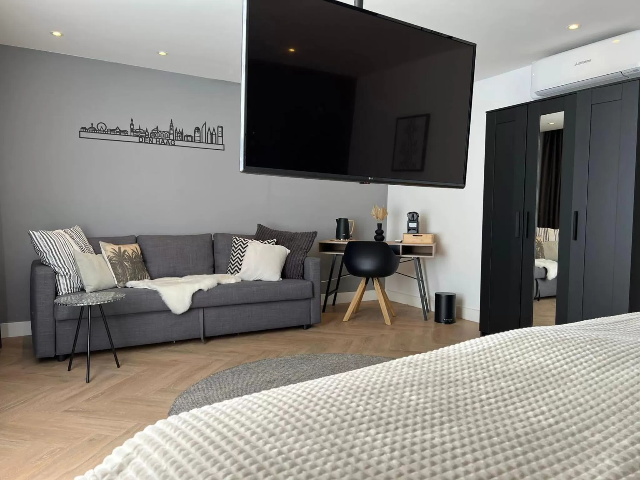 Seating area, TV/Entertainment Center in Boutique Hotel Ravioli Brothers