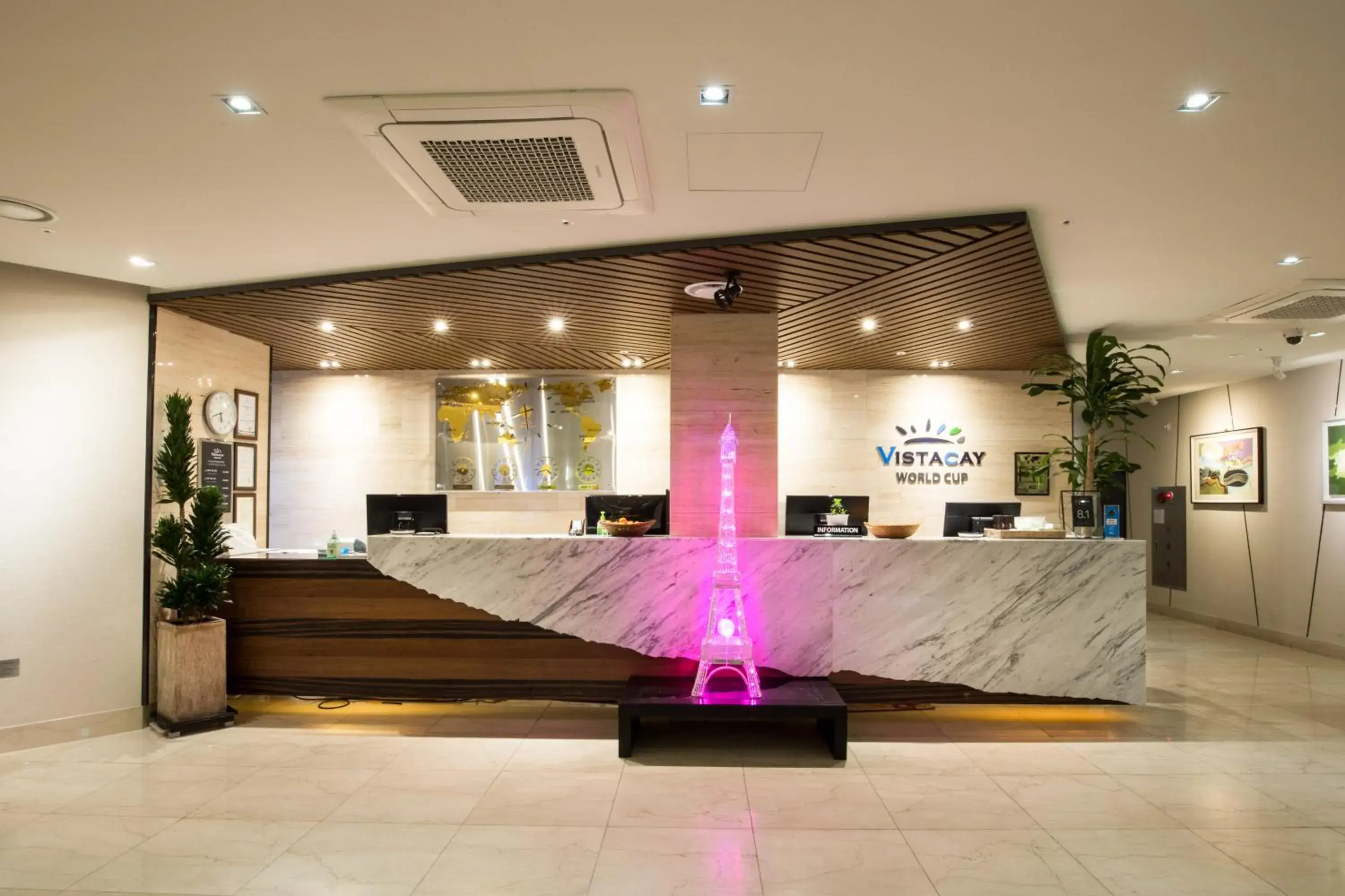 Lobby or reception in Vistacay Hotel World Cup