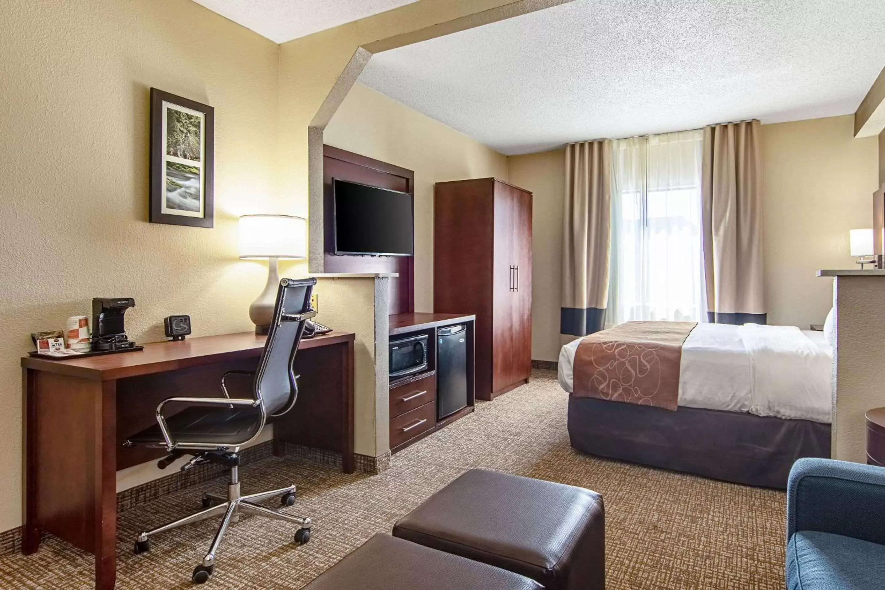 Photo of the whole room, TV/Entertainment Center in Comfort Suites Airport Alcoa