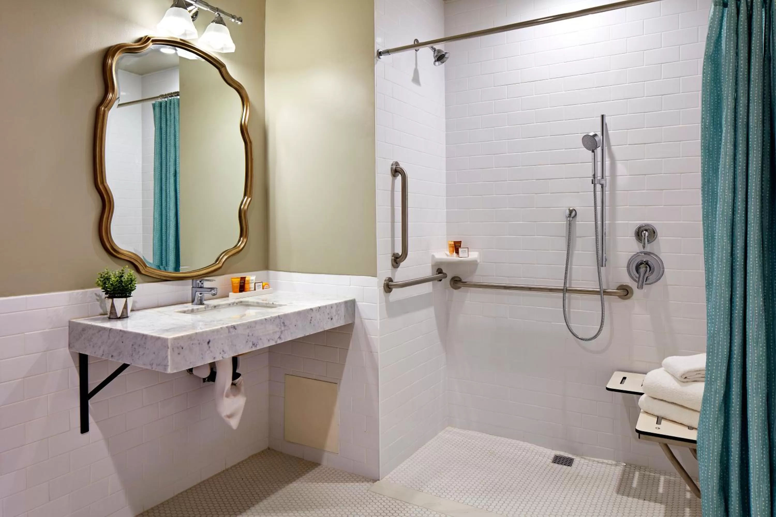 Shower in Glorietta Bay Inn