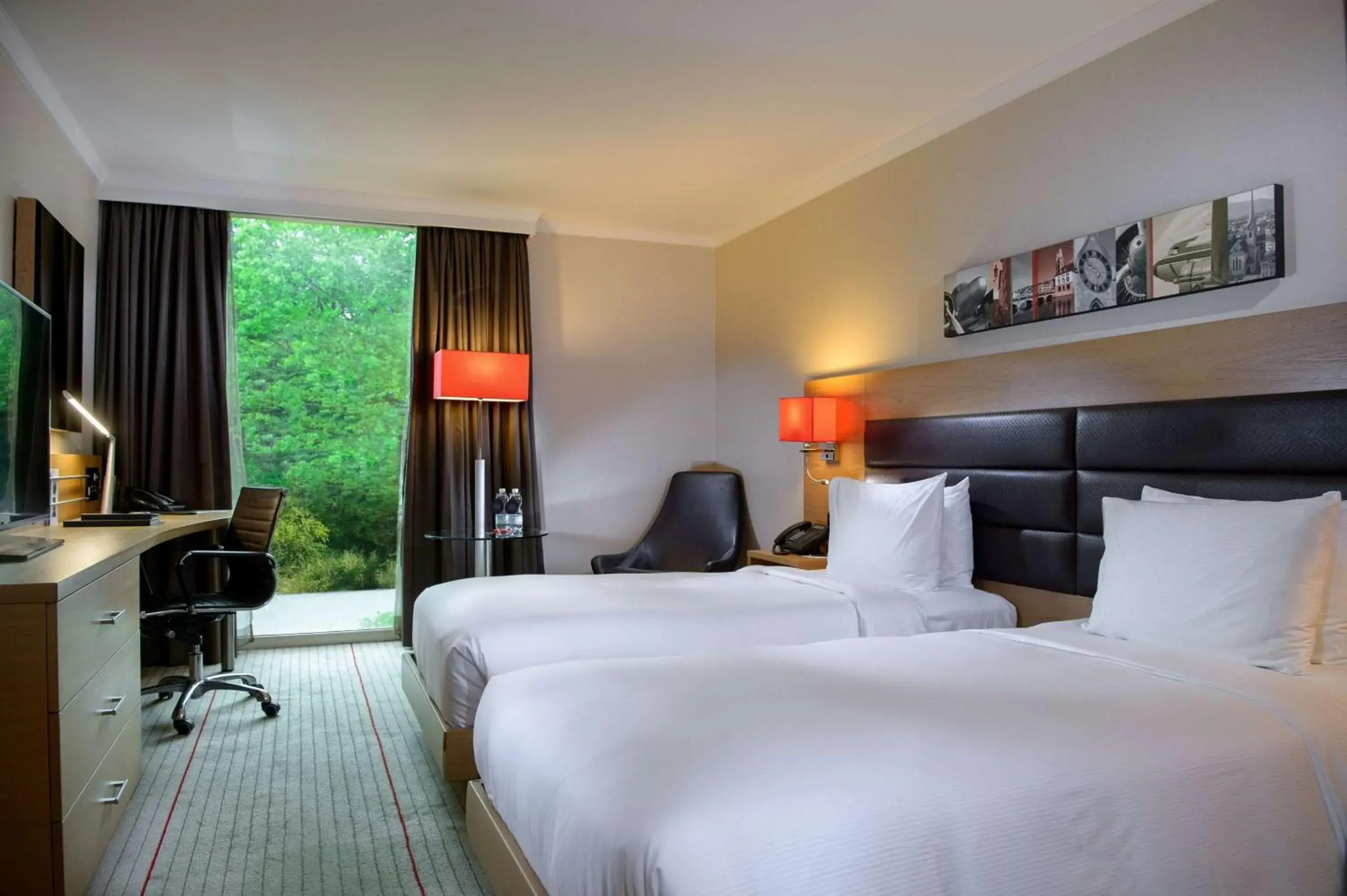 Bedroom, Bed in Hilton Zurich Airport