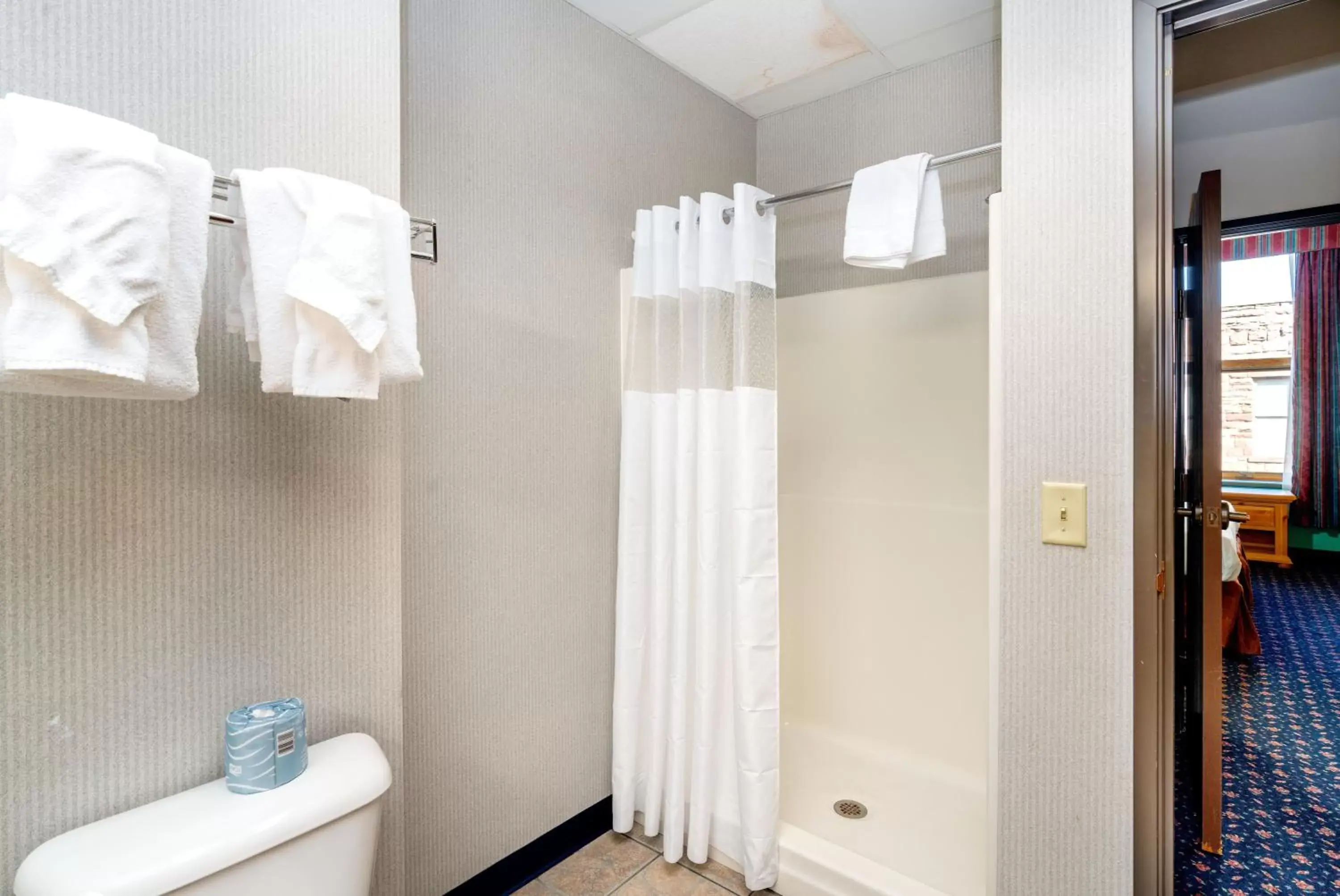 Bathroom in The Suites Hotel at Waterfront Plaza