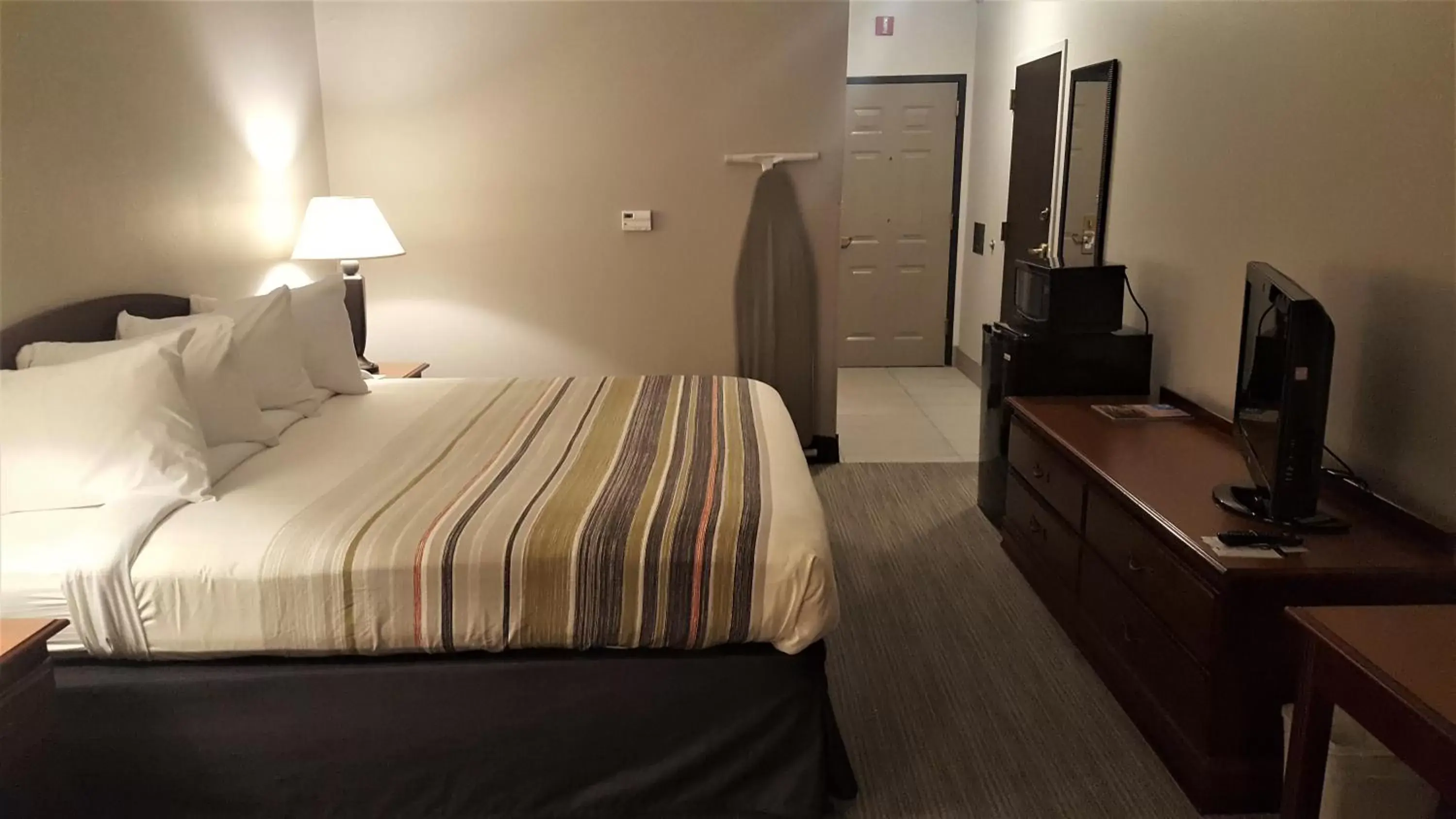 Bed in Country Inn & Suites by Radisson, Bryant (Little Rock), AR