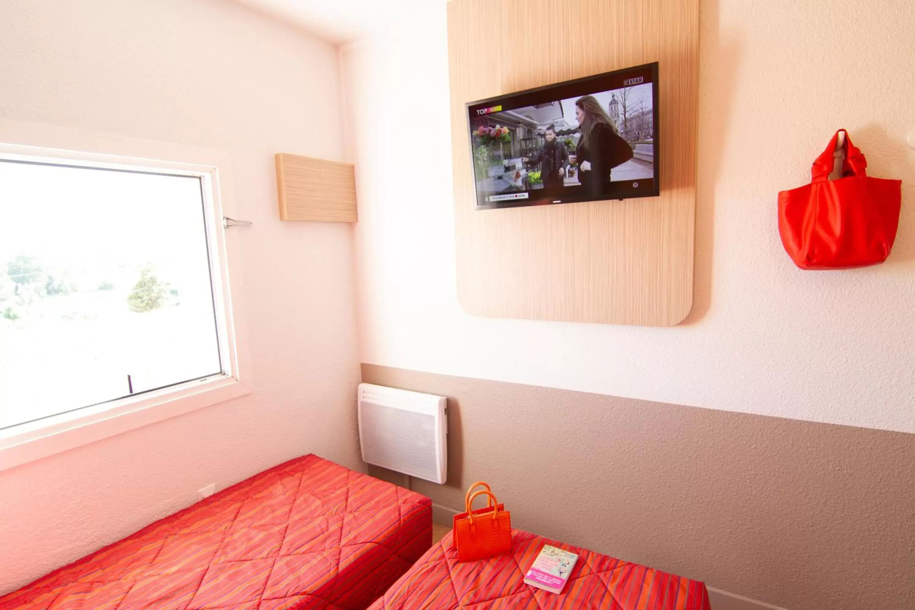 TV and multimedia, Bed in Premiere Classe Arras - Tilloy Les Mofflaine