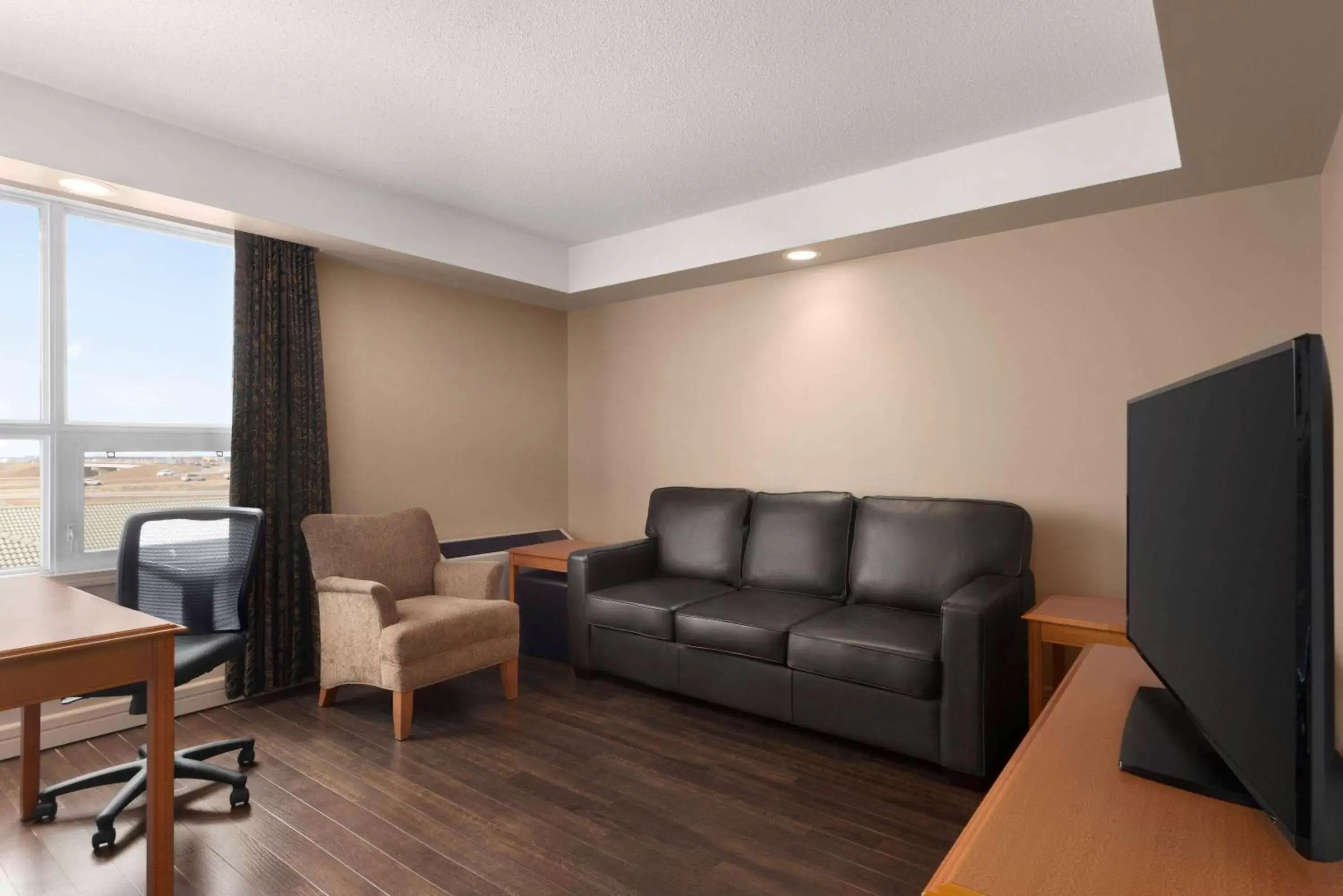 Photo of the whole room, Seating Area in Royal Hotel Edmonton Airport Trademark Collection By Wyndham