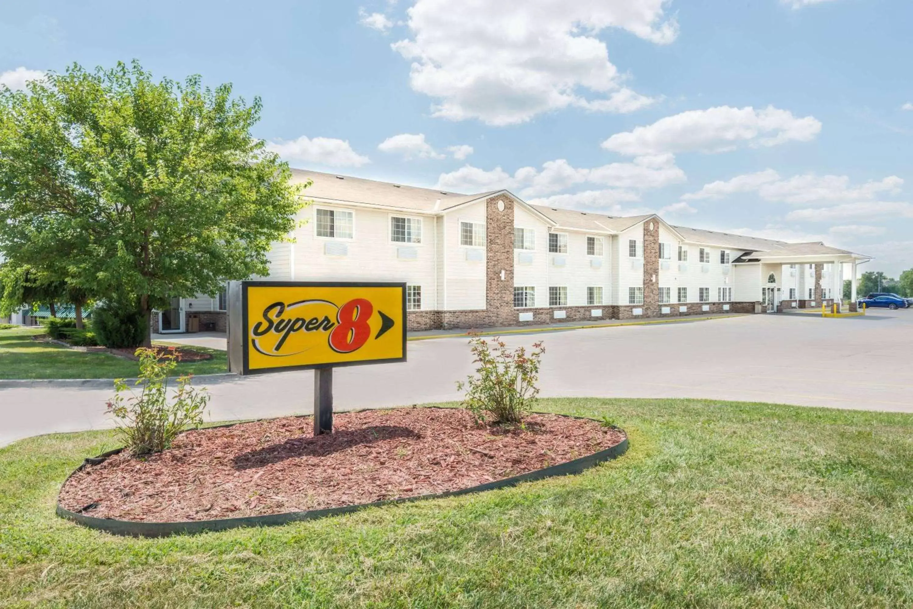 Property Building in Super 8 by Wyndham Platte City Kansas City Area