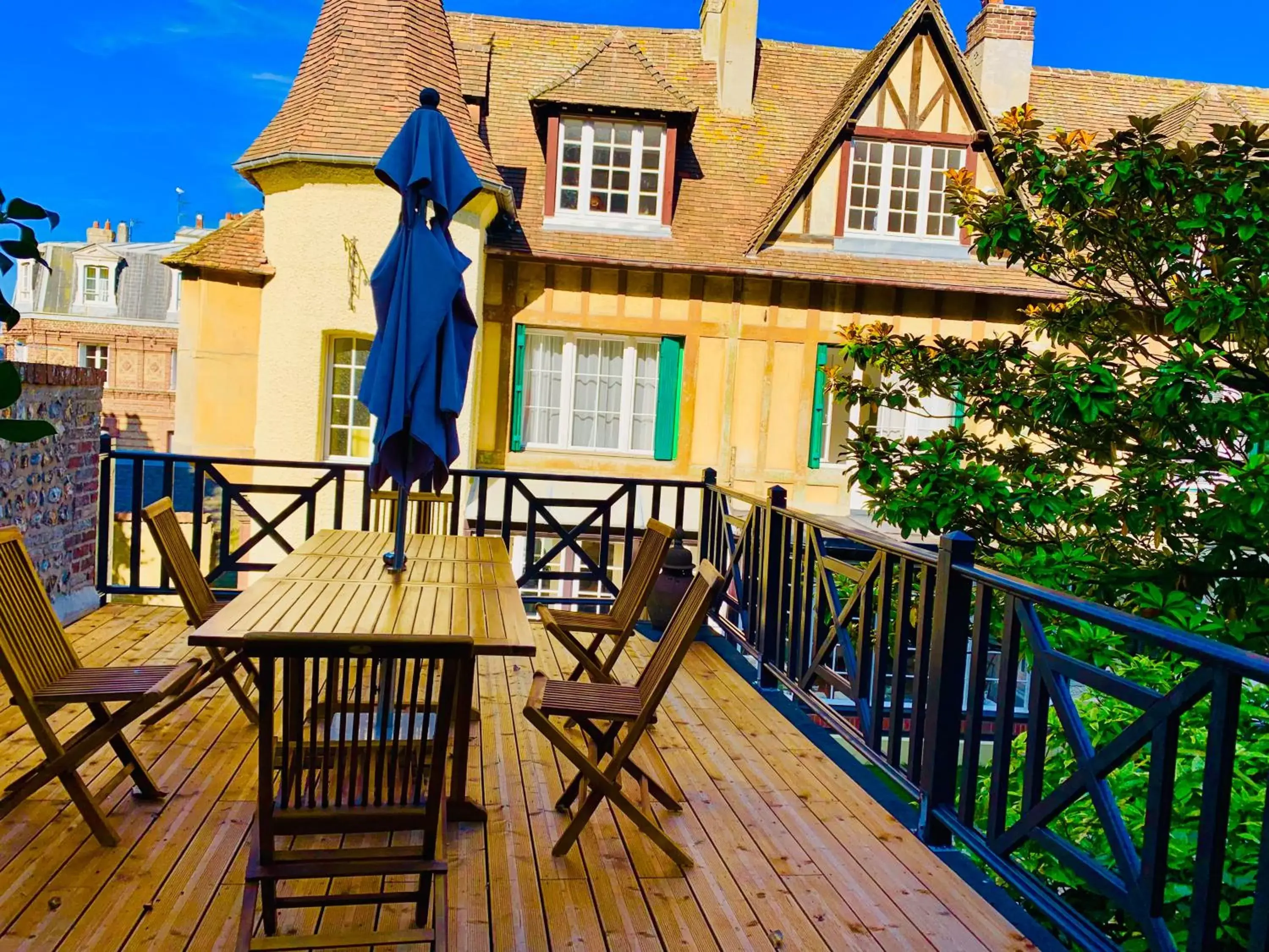 Garden, Balcony/Terrace in Villa Castel Chambres d'hôtes B&B