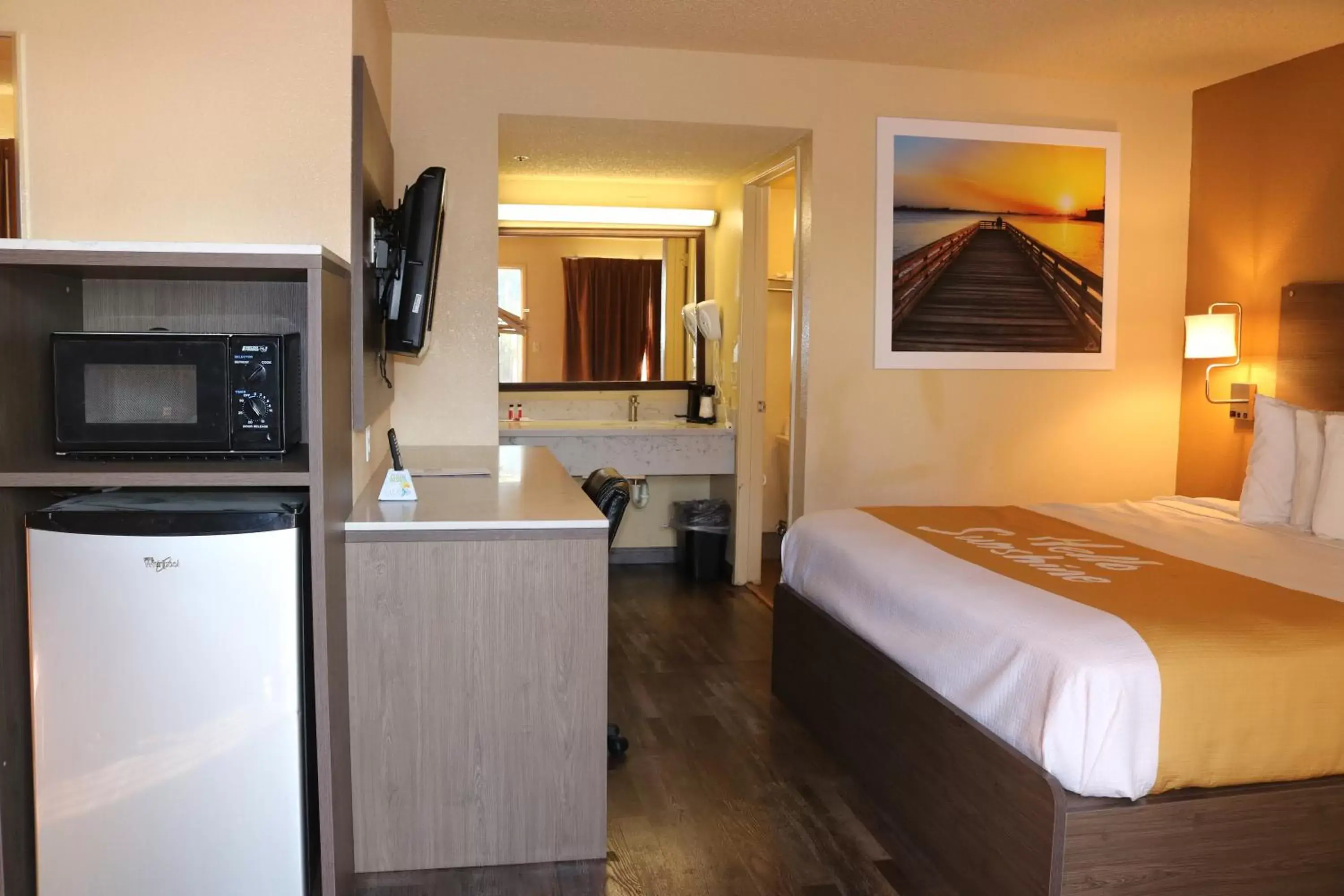 Photo of the whole room, Kitchen/Kitchenette in Days Inn by Wyndham Fresno South