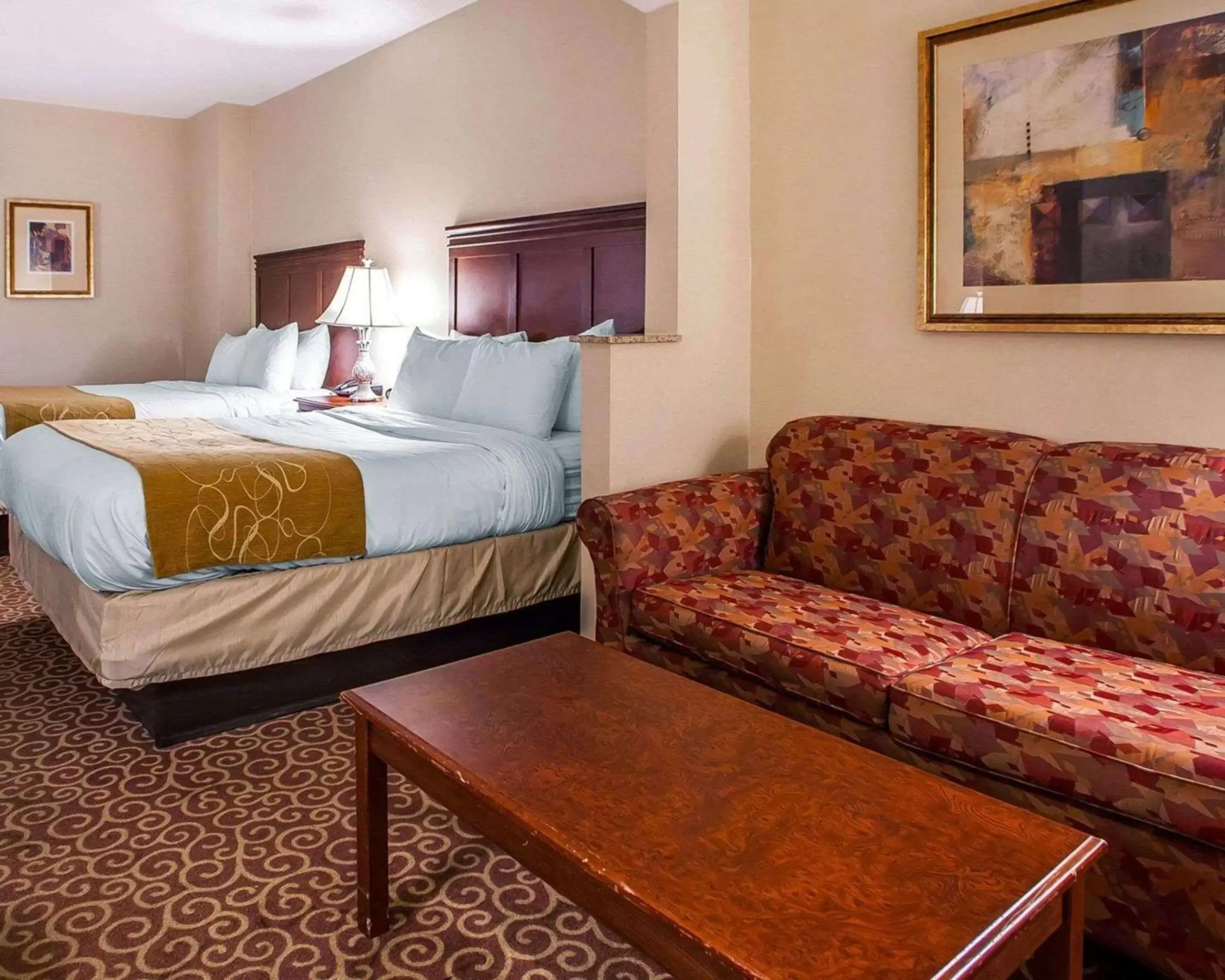 Photo of the whole room, Bed in Comfort Suites East Brunswick - South River