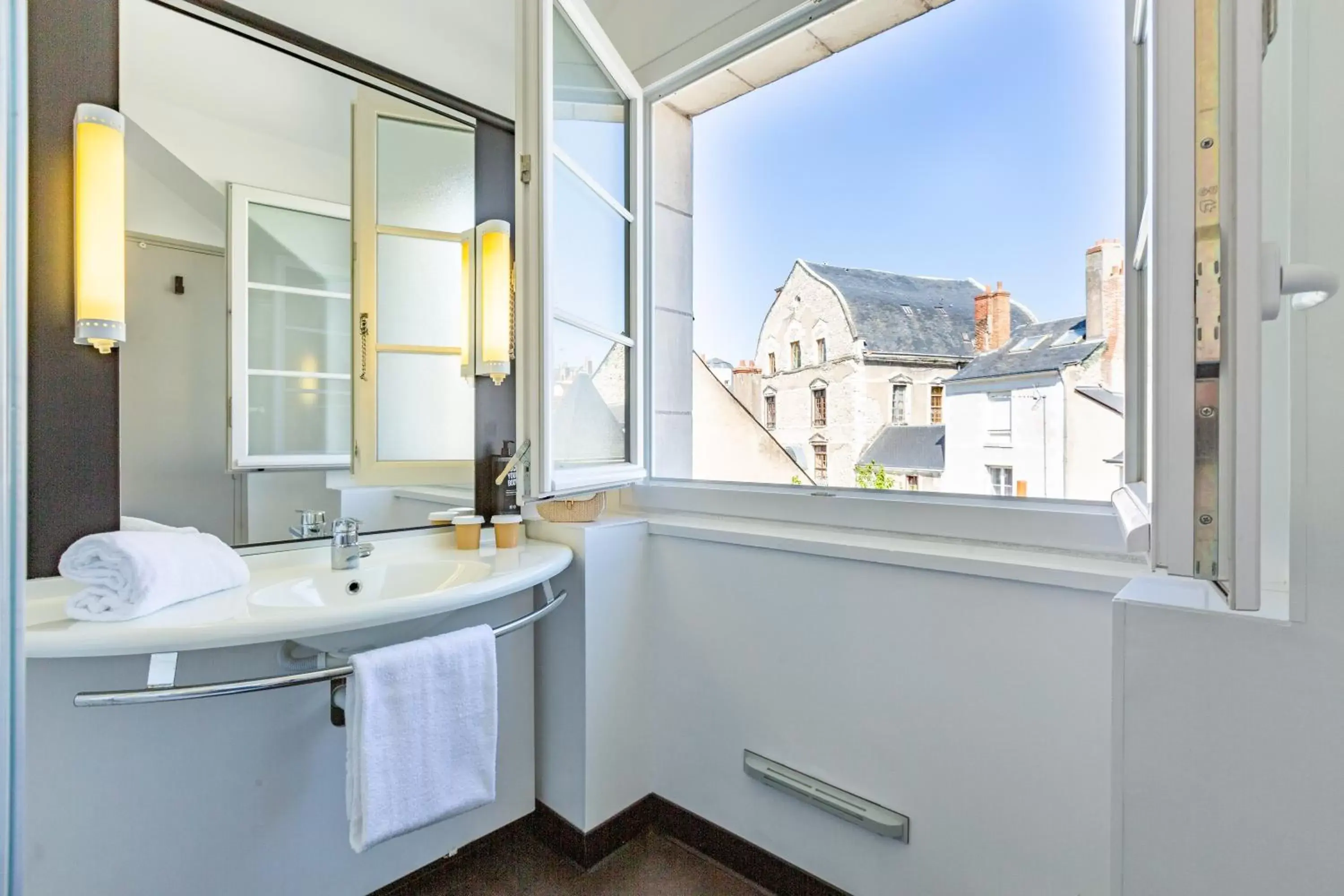 Bathroom in ibis Blois Centre Château