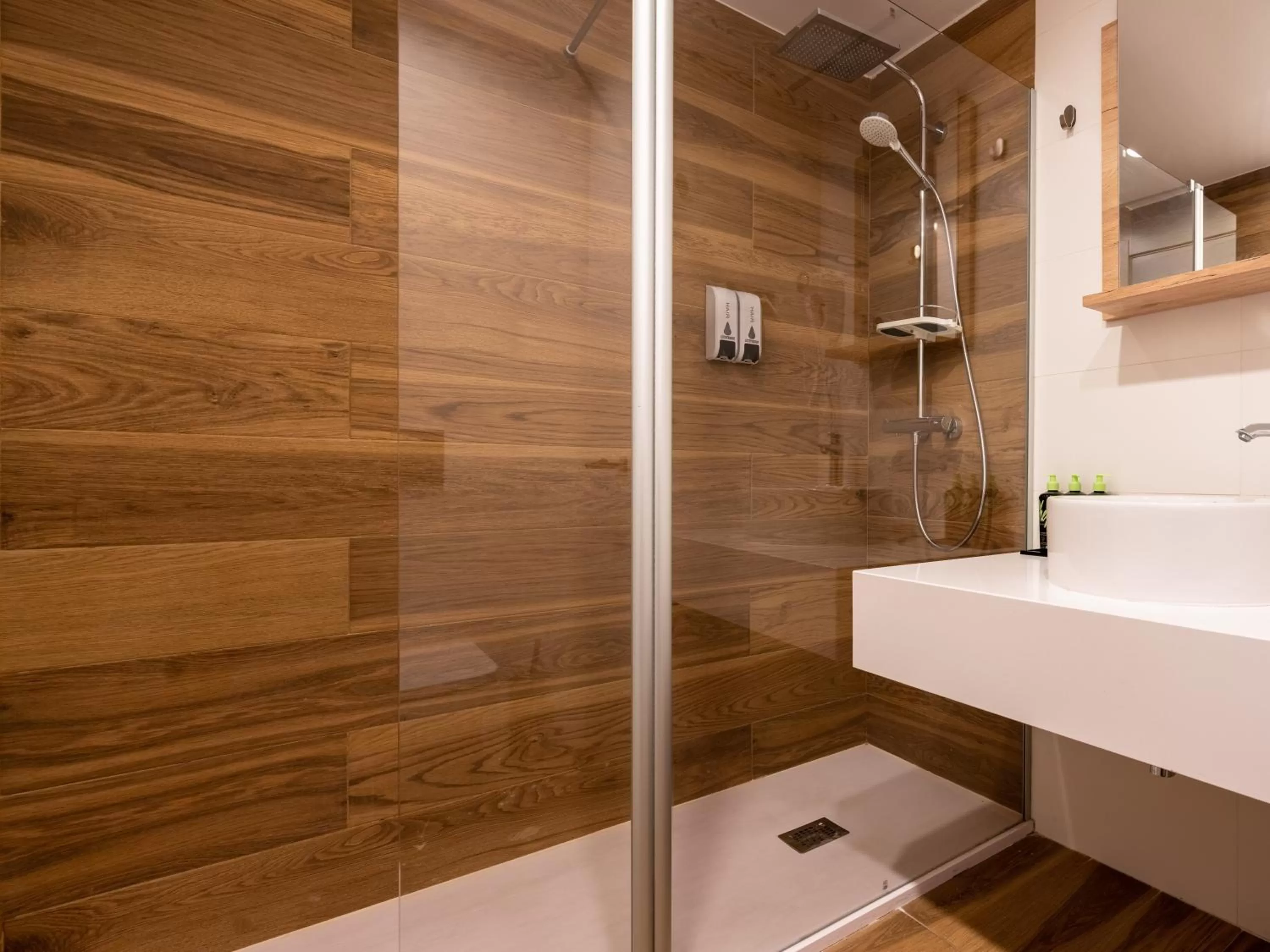 Bathroom in Limehome Barcelona Carrer de Fontcoberta - Digital Access