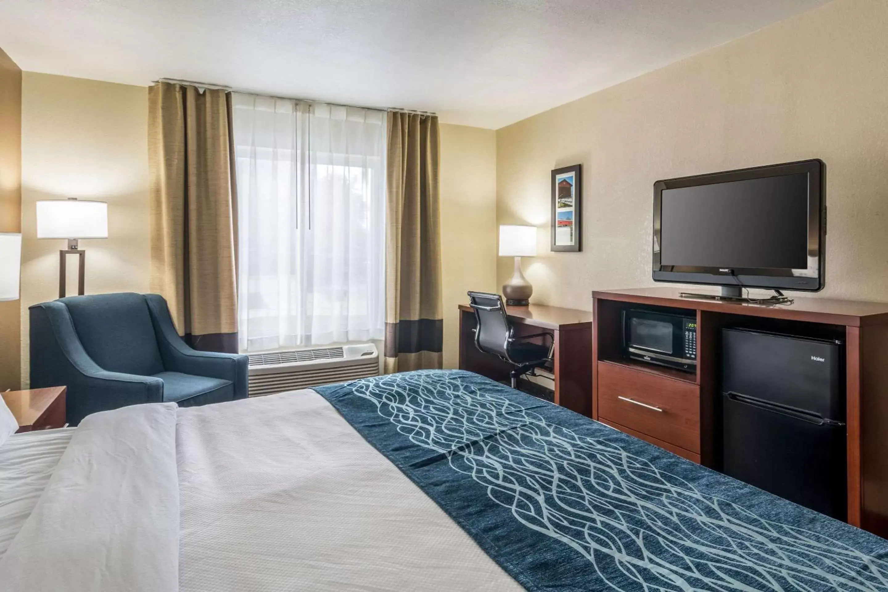 Photo of the whole room, TV/Entertainment Center in Comfort Inn & Suites - Hannibal