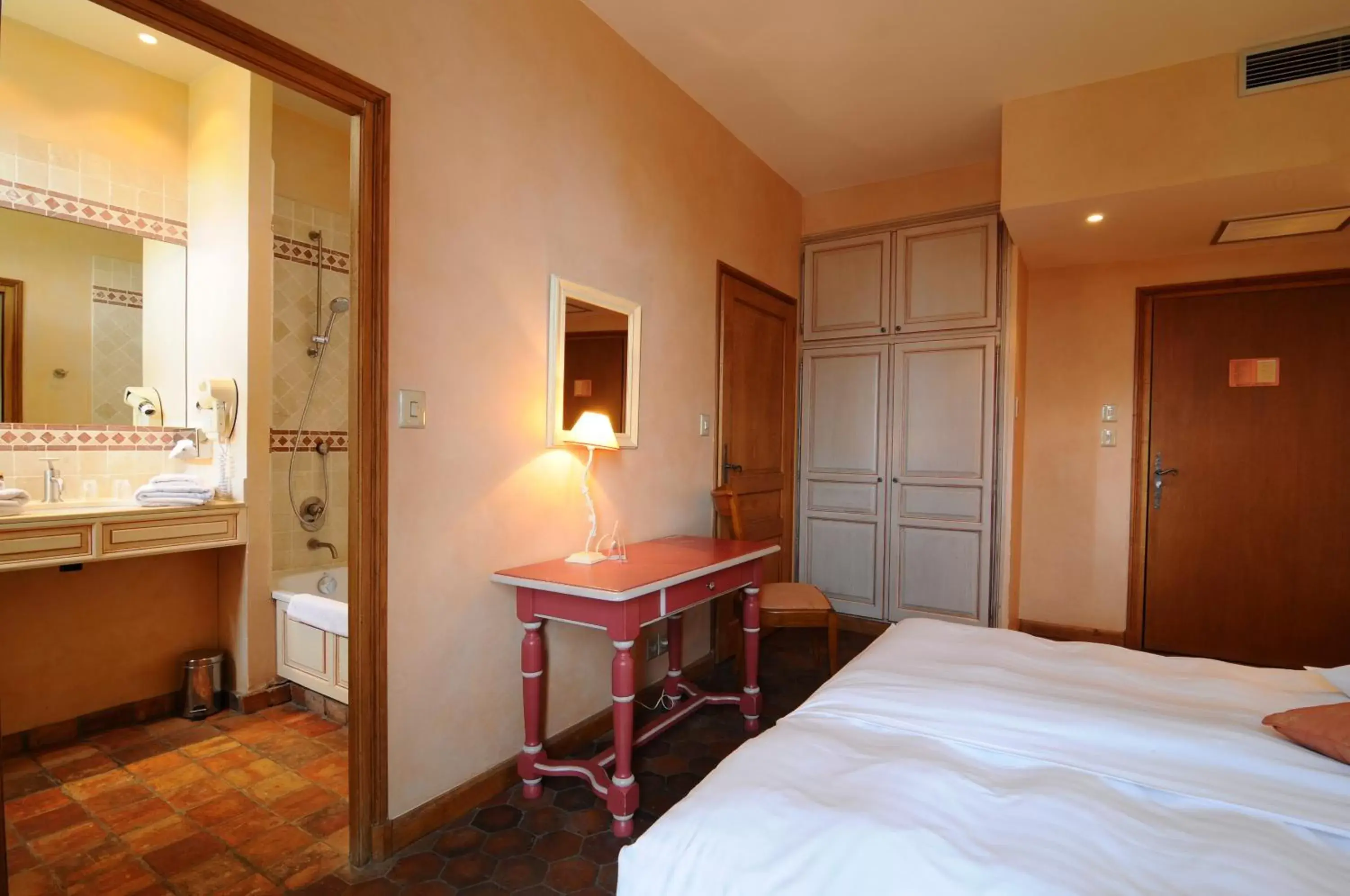 Photo of the whole room, Bed in Hostellerie de la Tour d'Auxois