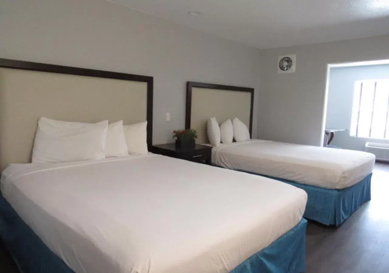 Bedroom, Bed in Capri Suites Anaheim