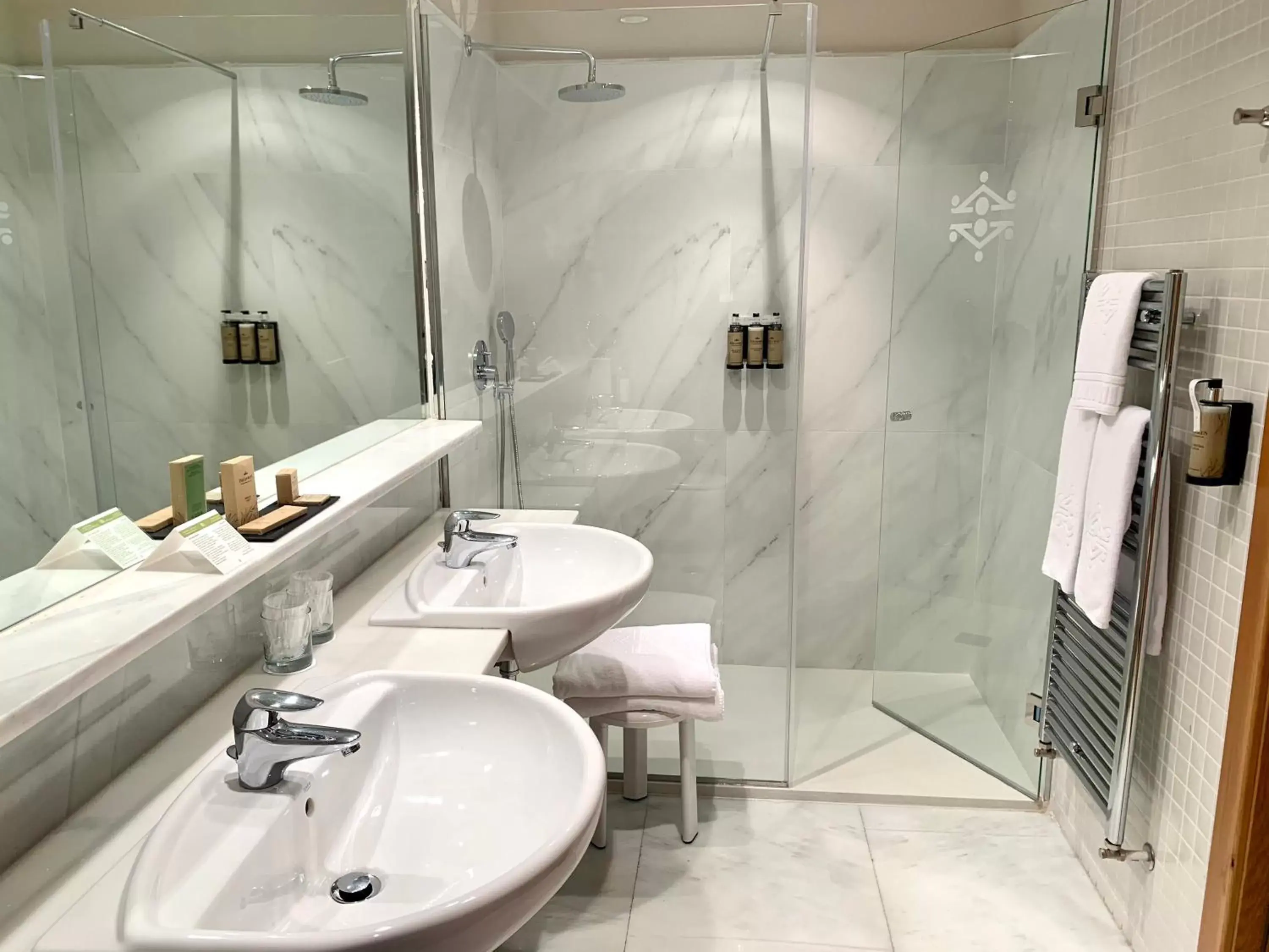 Shower, Bathroom in Parador de Salamanca