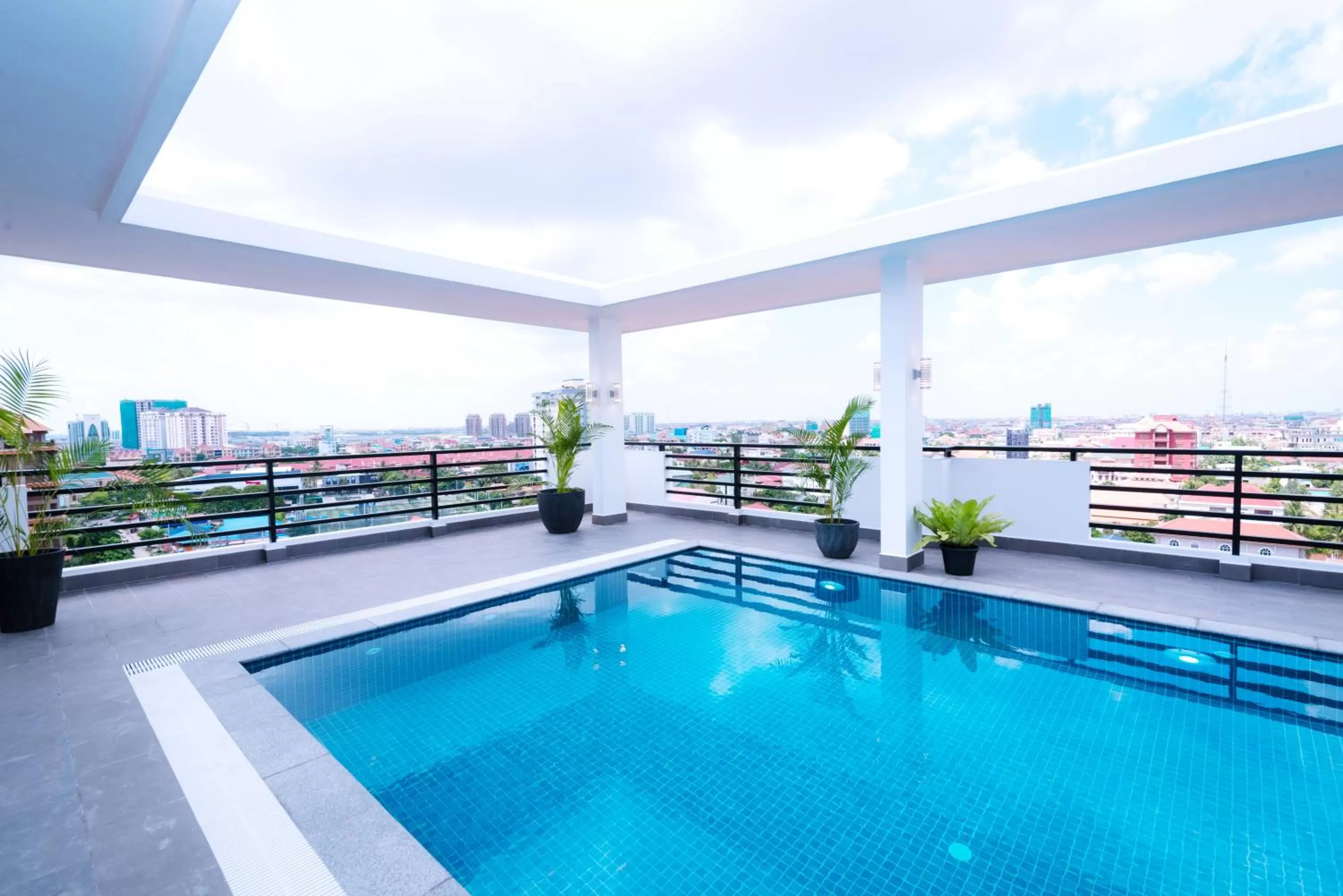 Swimming pool in Sun Apartment
