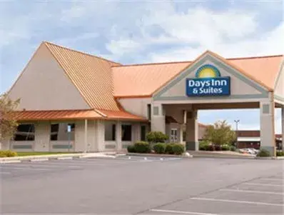 Property building in Days Inn & Suites by Wyndham Kokomo Property building in Days Inn & Suites by Wyndham Kokomo