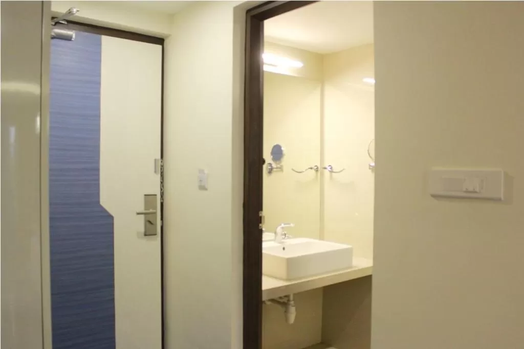 Bathroom in Hotel Vijay Elanza
