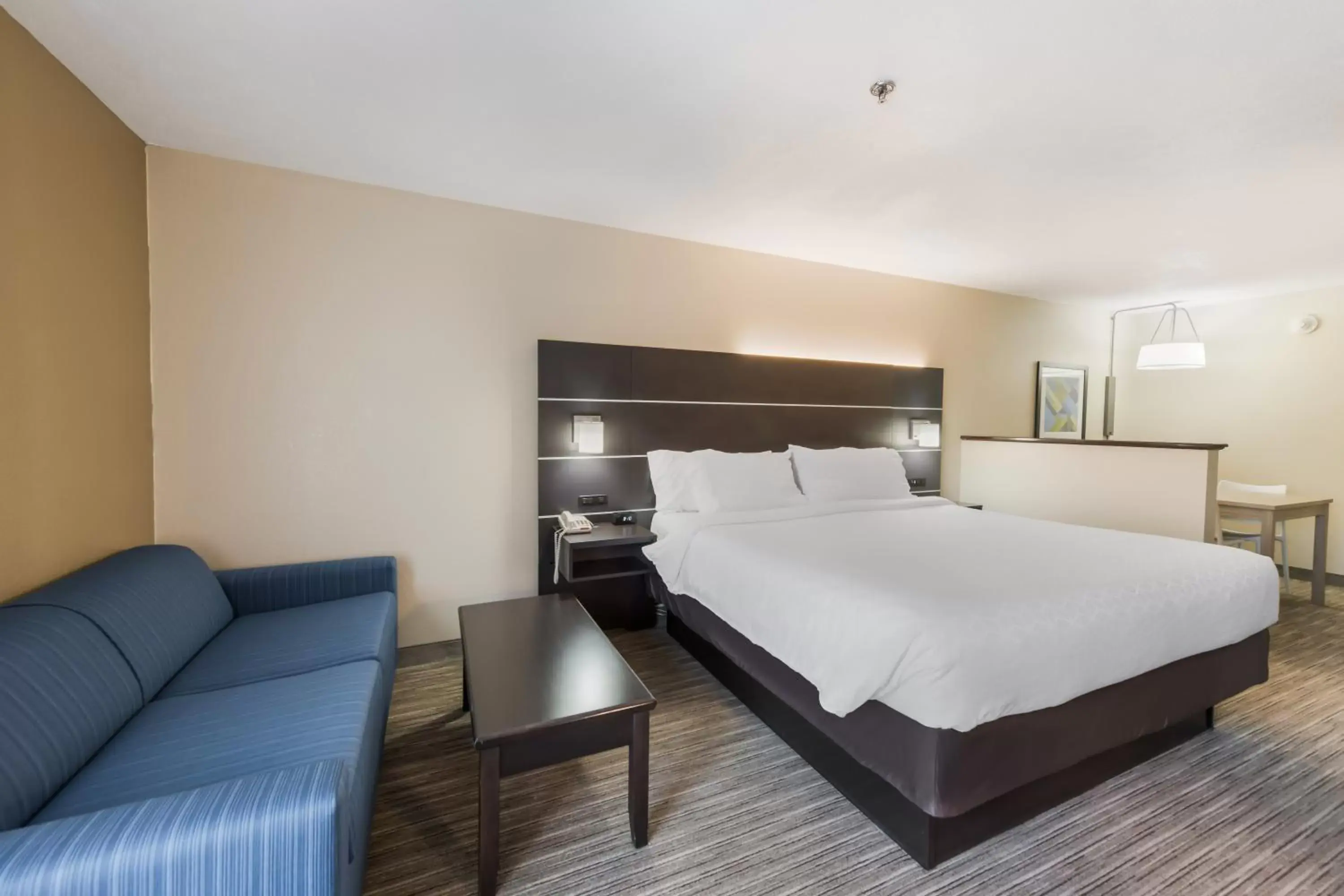 Photo of the whole room, Bed in Holiday Inn Express London-I-70, an IHG Hotel