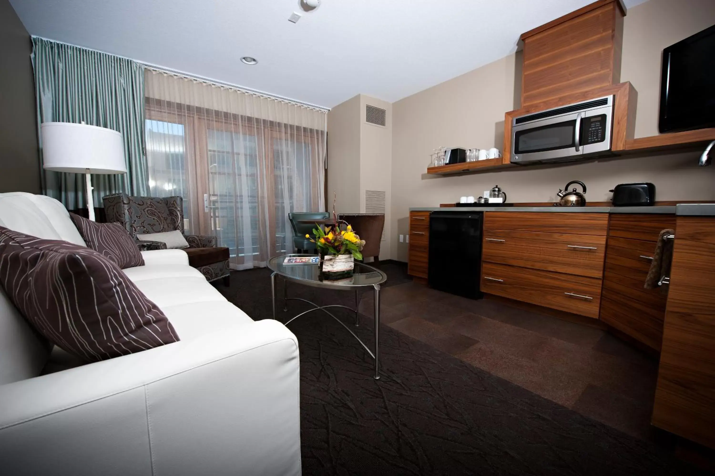 Kitchen or kitchenette, Seating Area in Oxford Hotel Bend