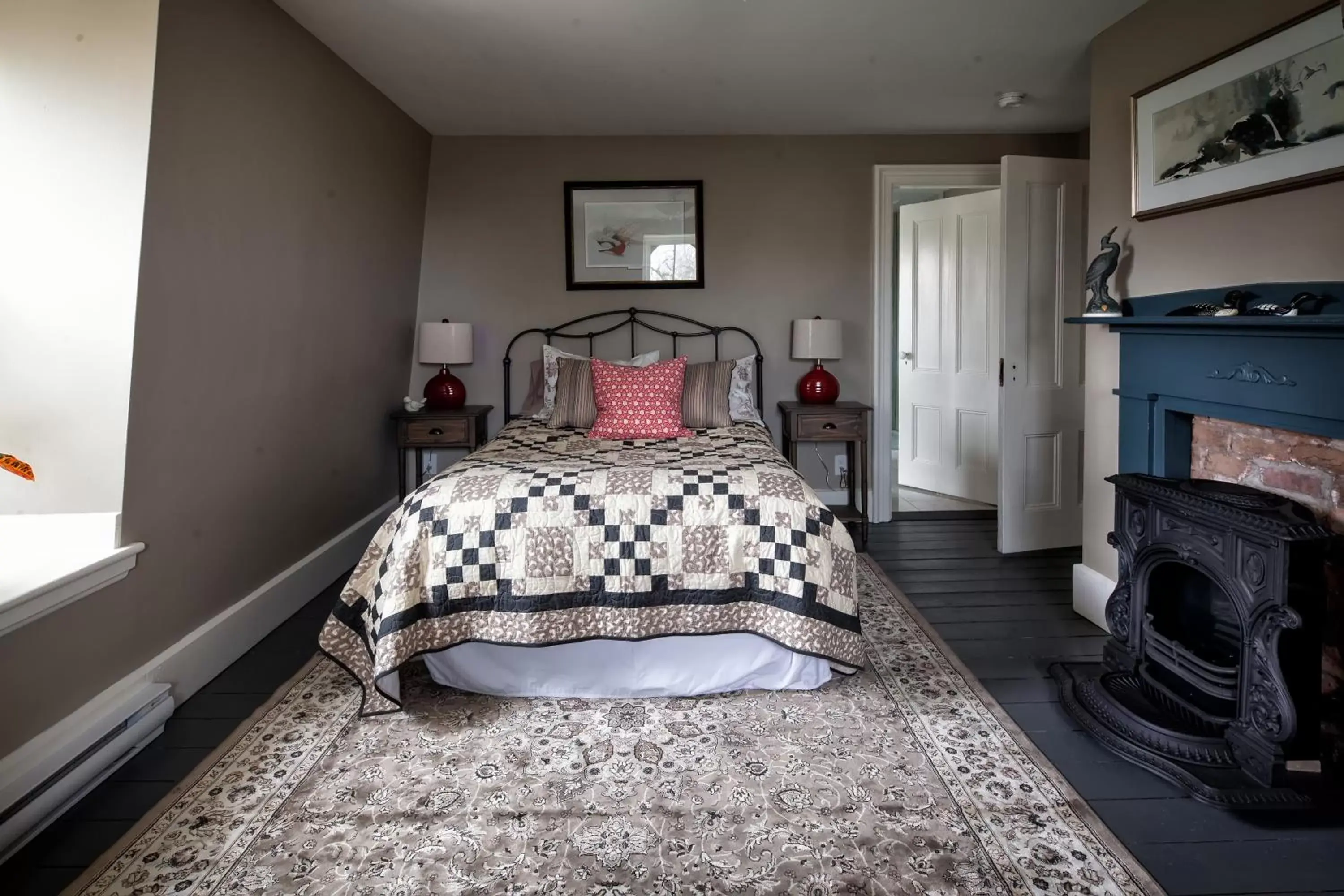 Standard Suite in Maplehurst Manor Bed and Breakfast