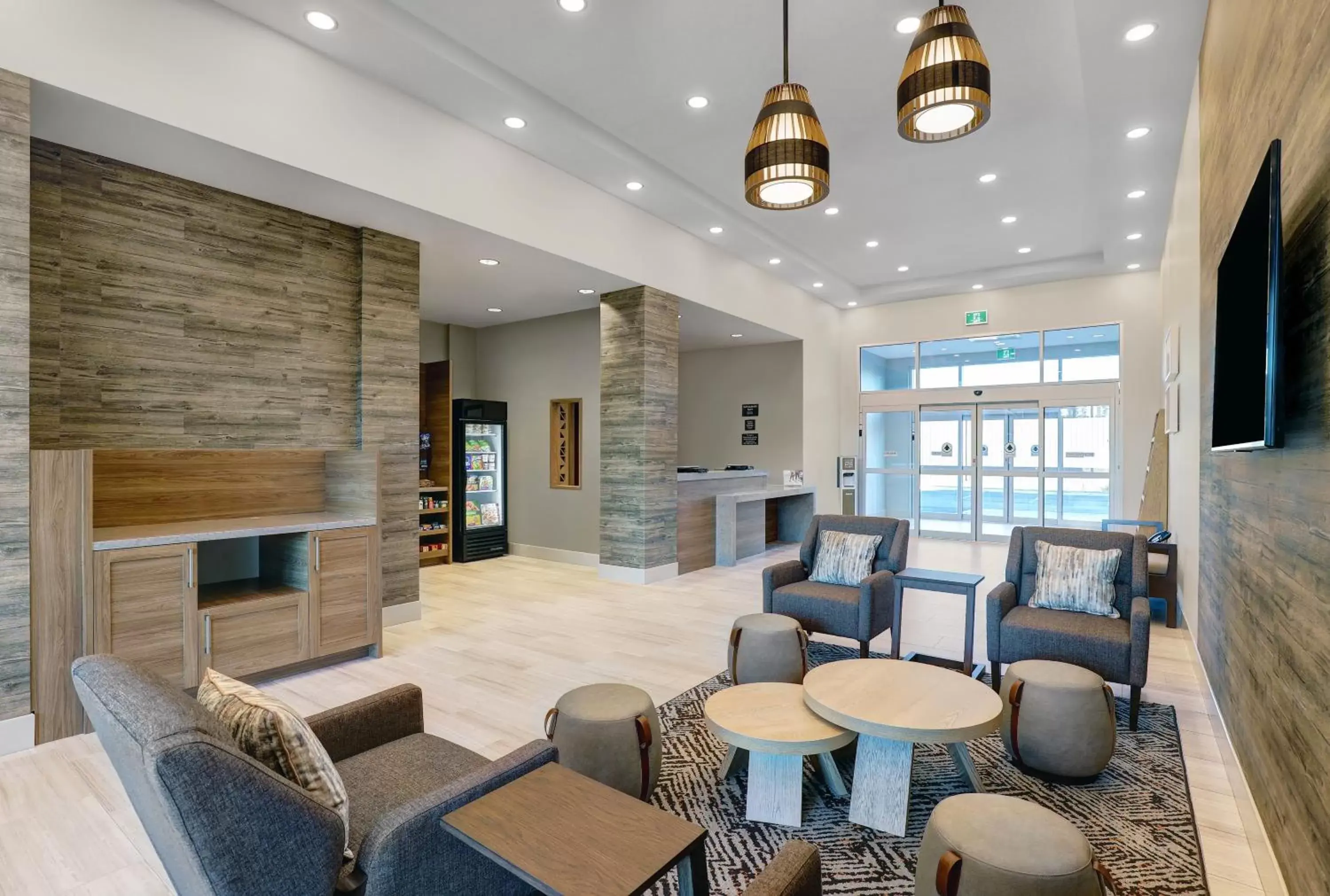 Lobby or reception, Lounge/Bar in Candlewood Suites - Kingston West, an IHG Hotel