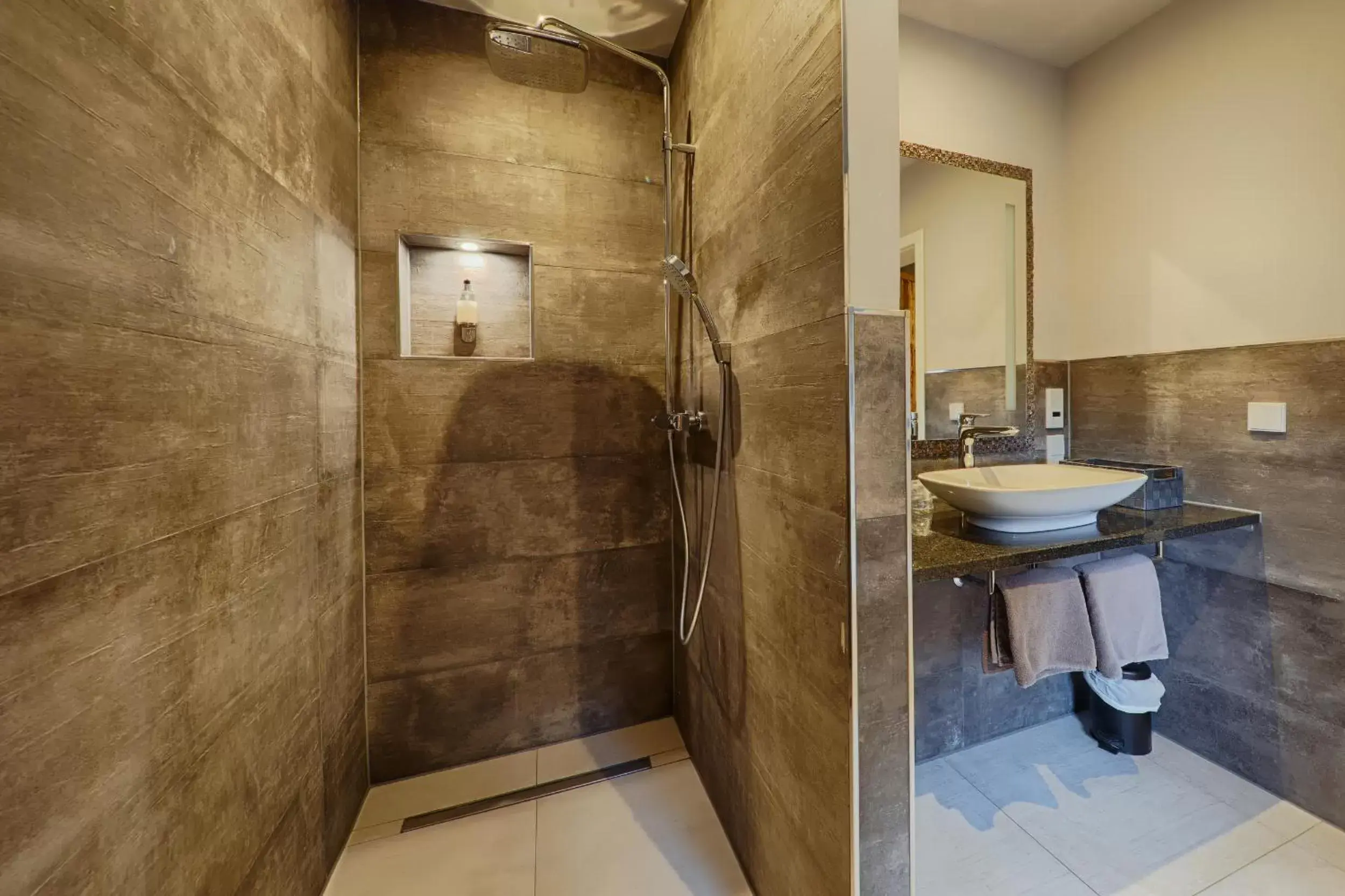 Shower, Bathroom in Hotel Belvedere