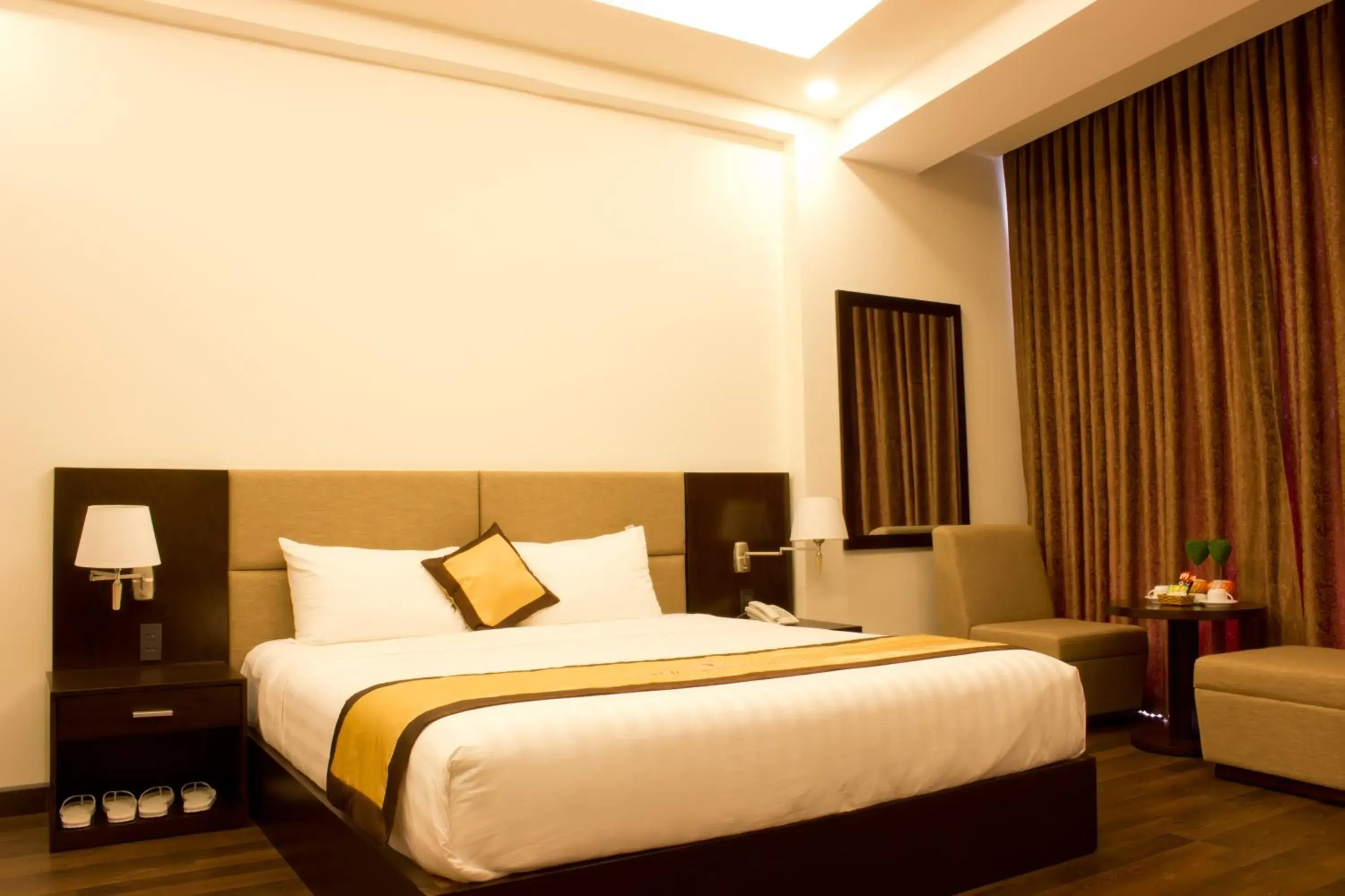 Bedroom, Bed in International Hotel