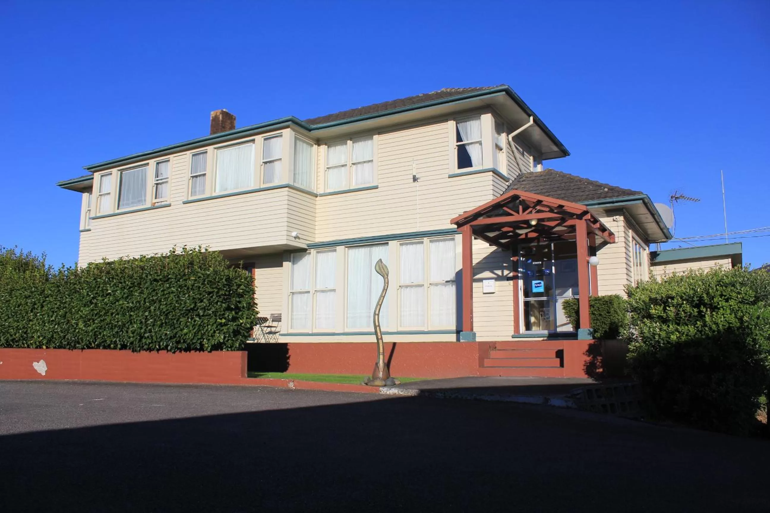 Facade/entrance in Coronation Court Motel