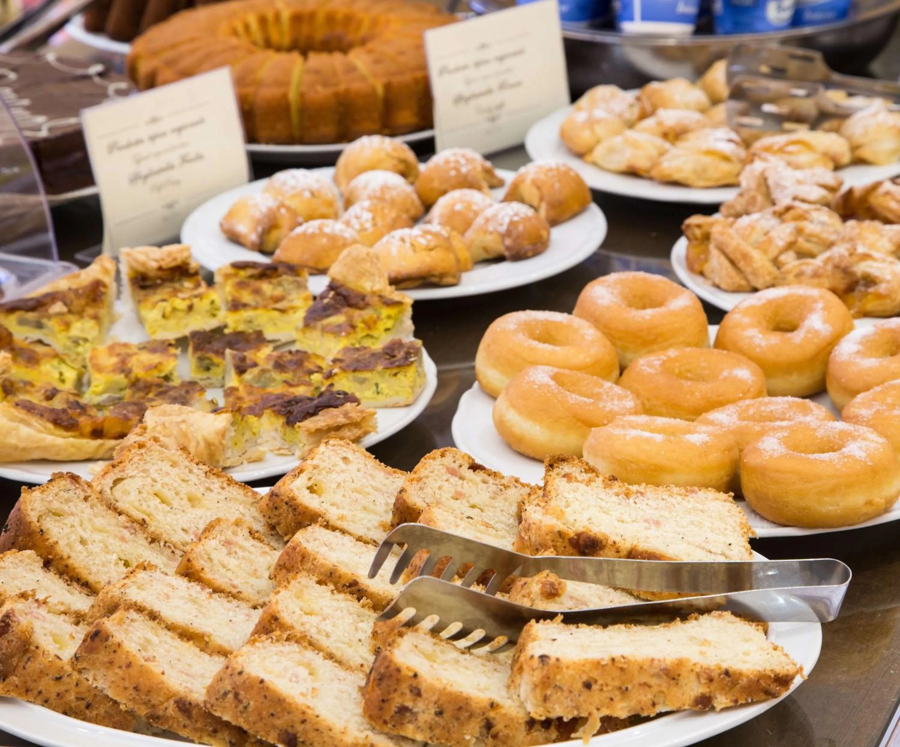 Restaurant/places to eat in Suites & Residence Hotel