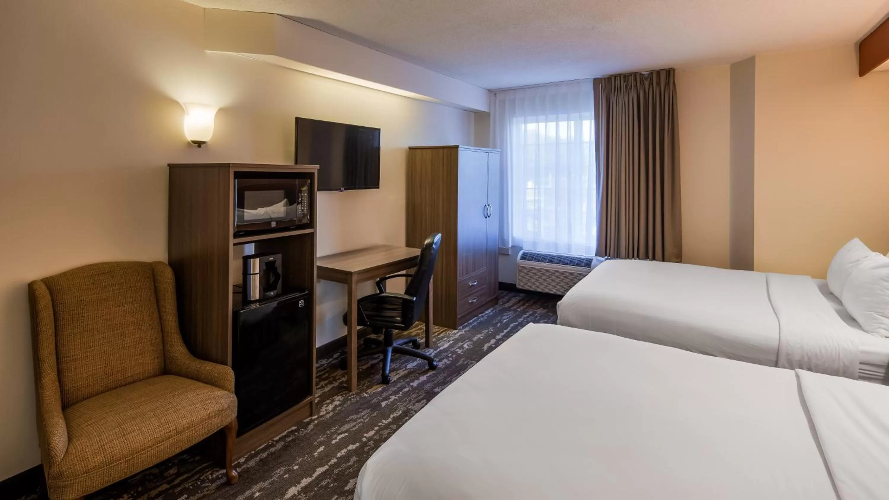 TV and multimedia, Bed in Charlevoix Inn & Suites SureStay Collection by Best Western