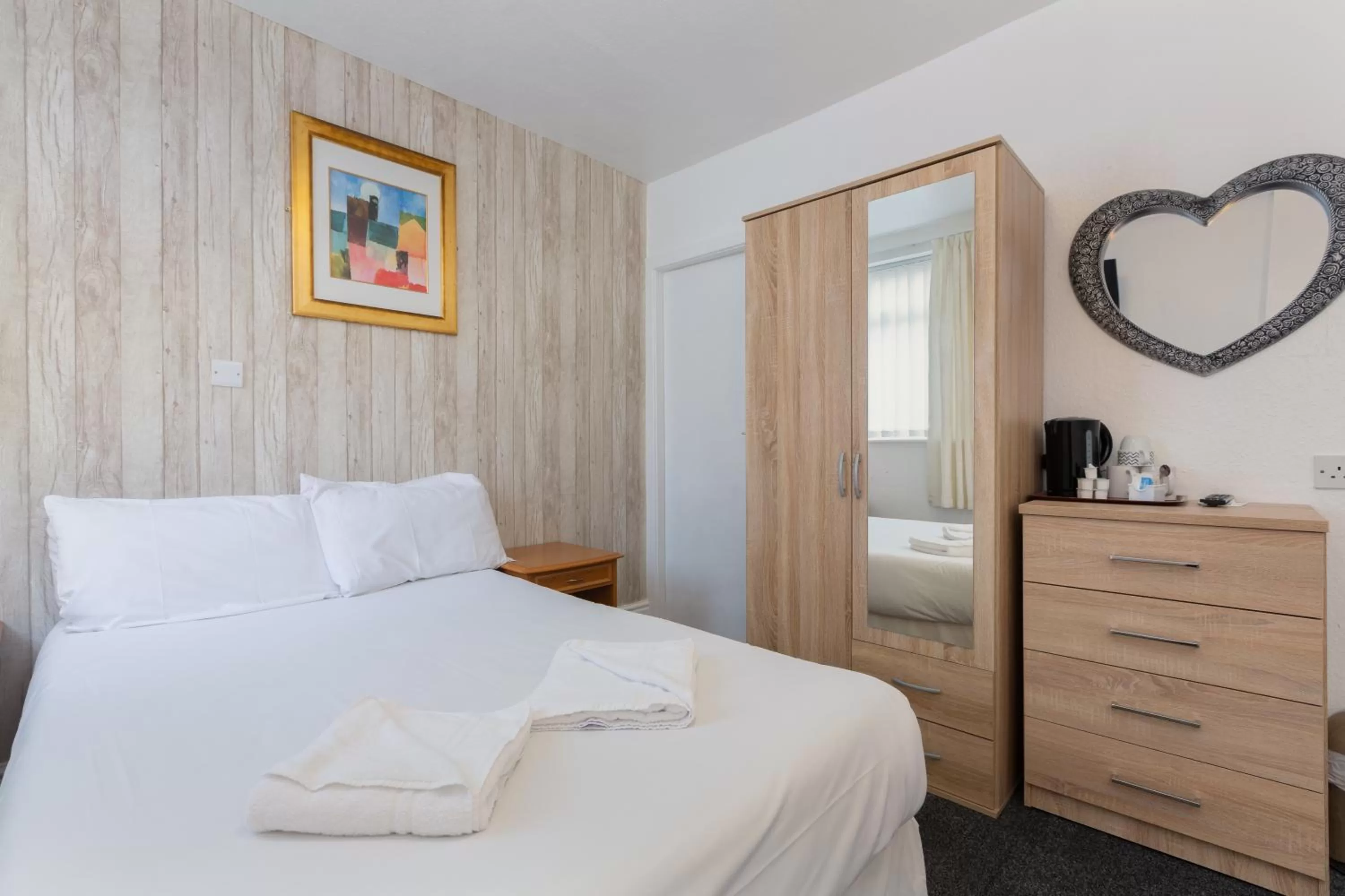 Bedroom, Bed in The Sandringham Court Hotel & Apartment Welcoming Large and Small Groups for 15 years