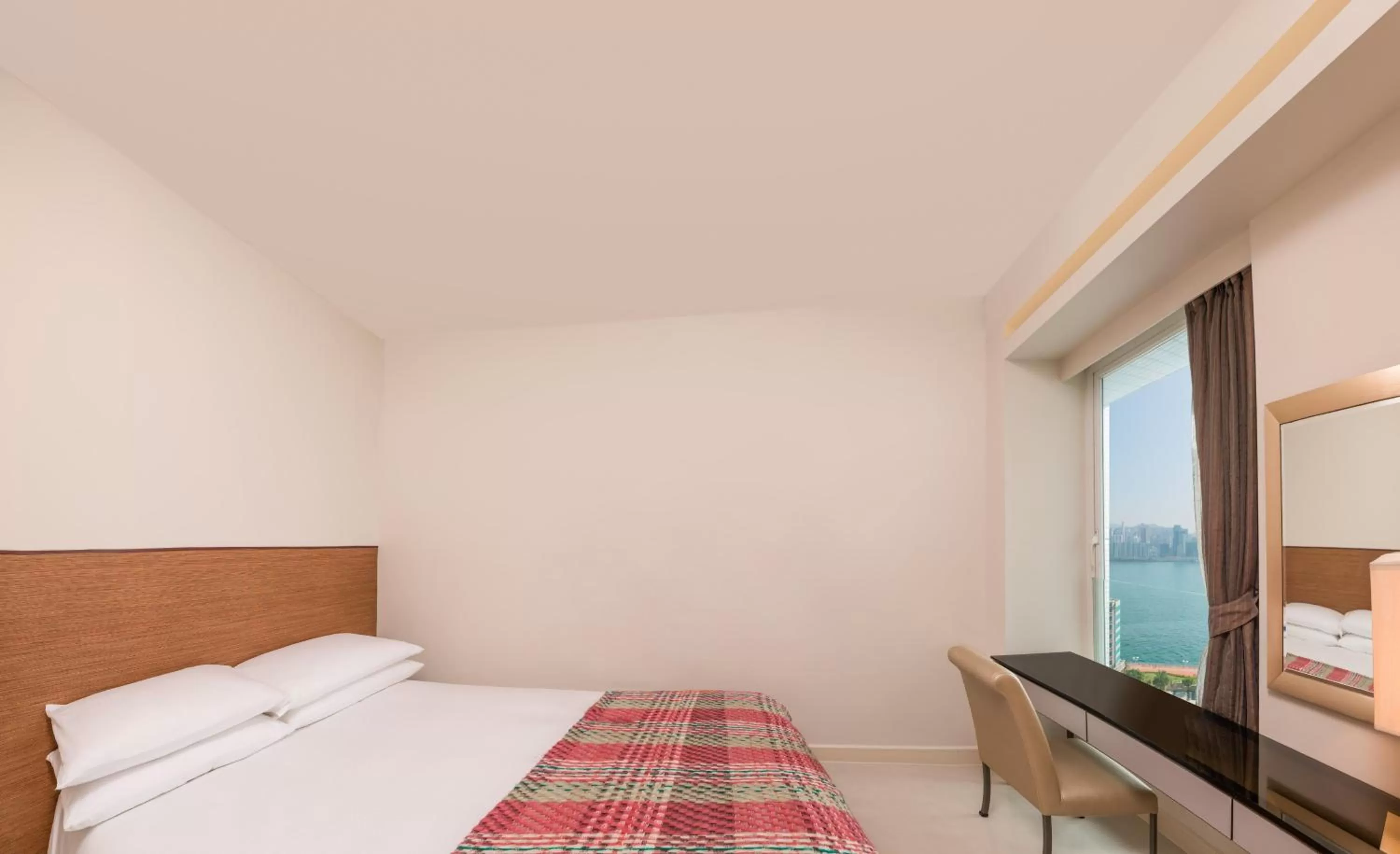 Bedroom, Bed in Kowloon Harbourfront Hotel