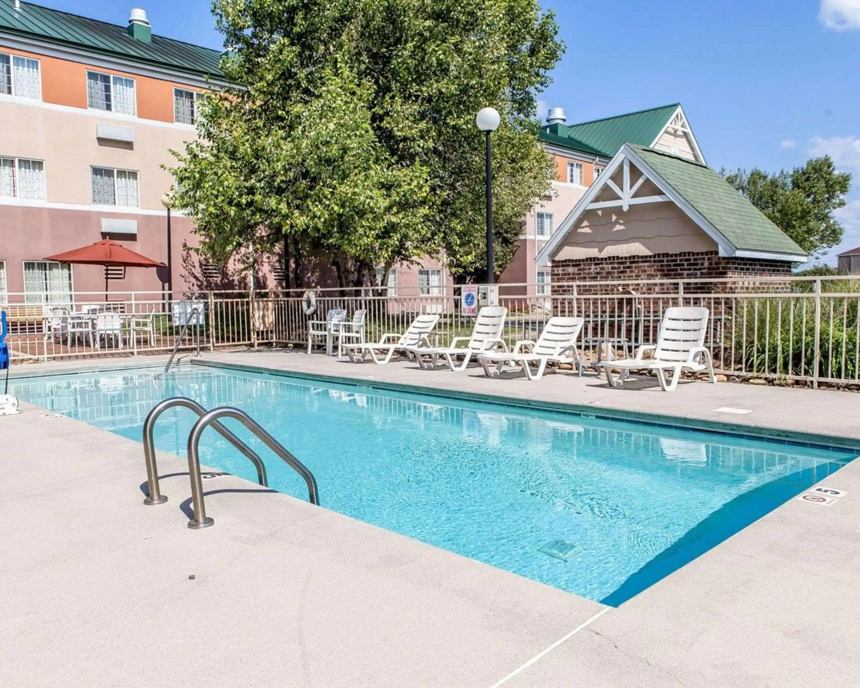 Swimming Pool in MainStay Suites Knoxville Airport