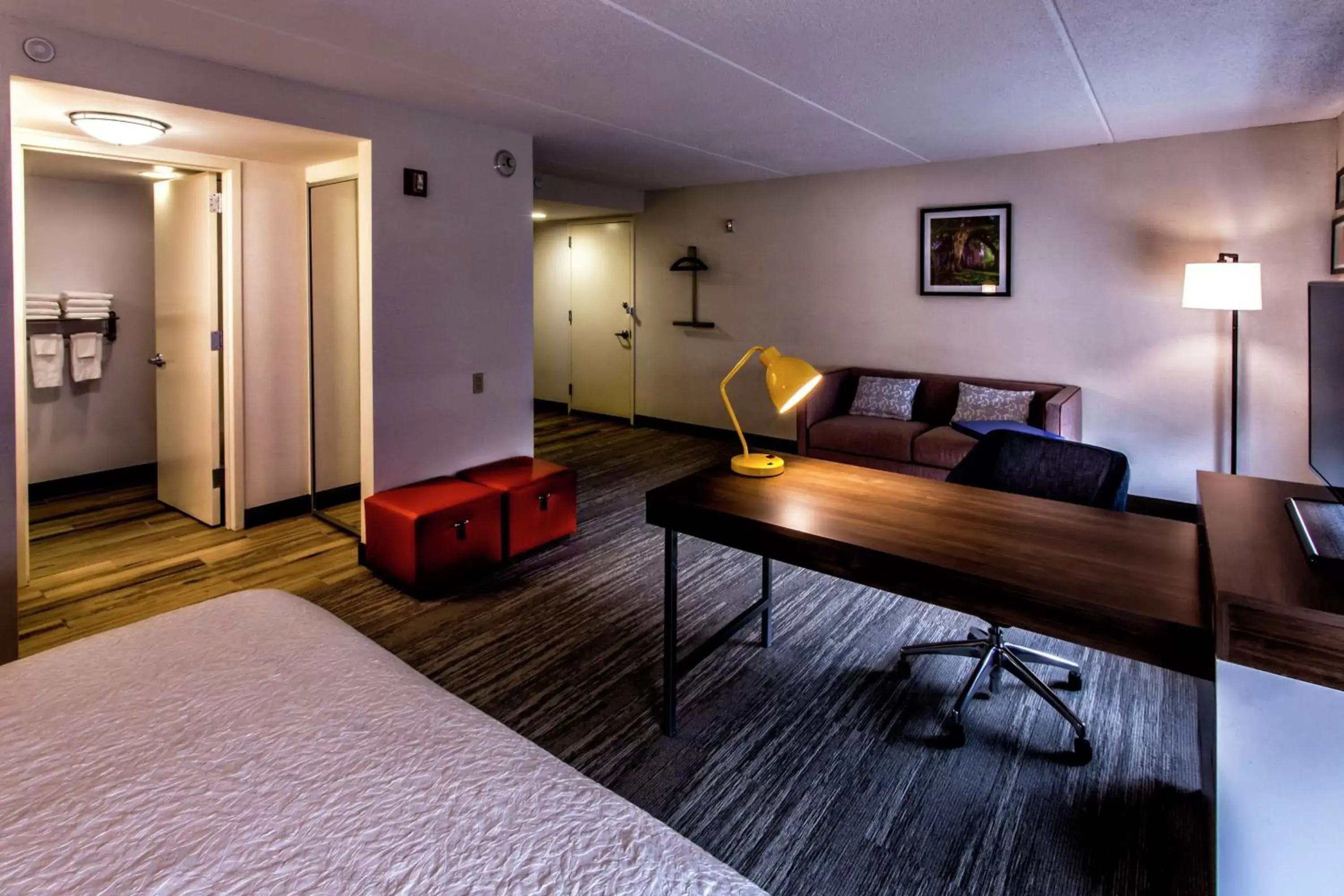 Bed, Seating Area in Hampton Inn & Suites Staten Island