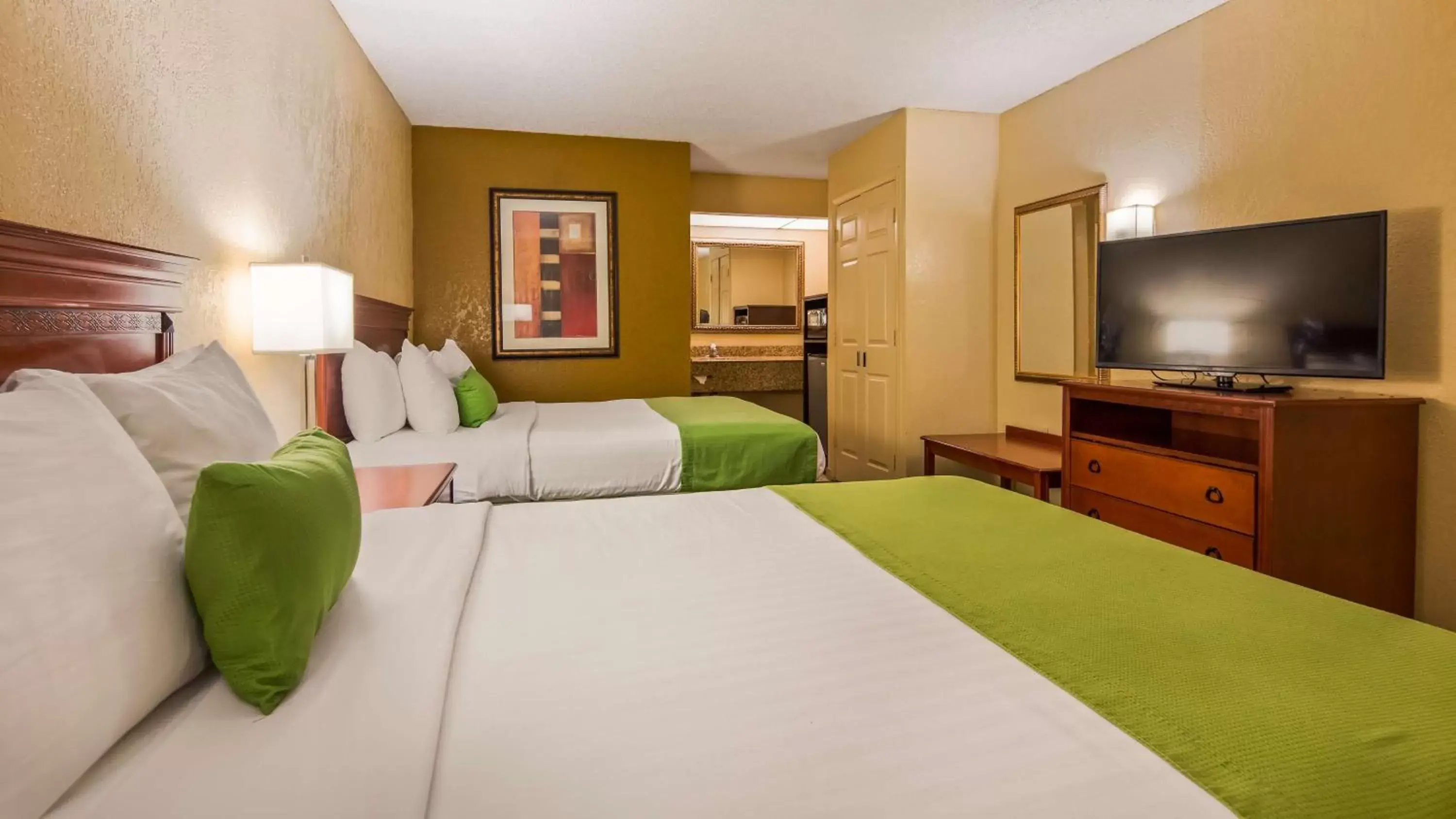Photo of the whole room, Bed in Best Western Orlando East Inn & Suites