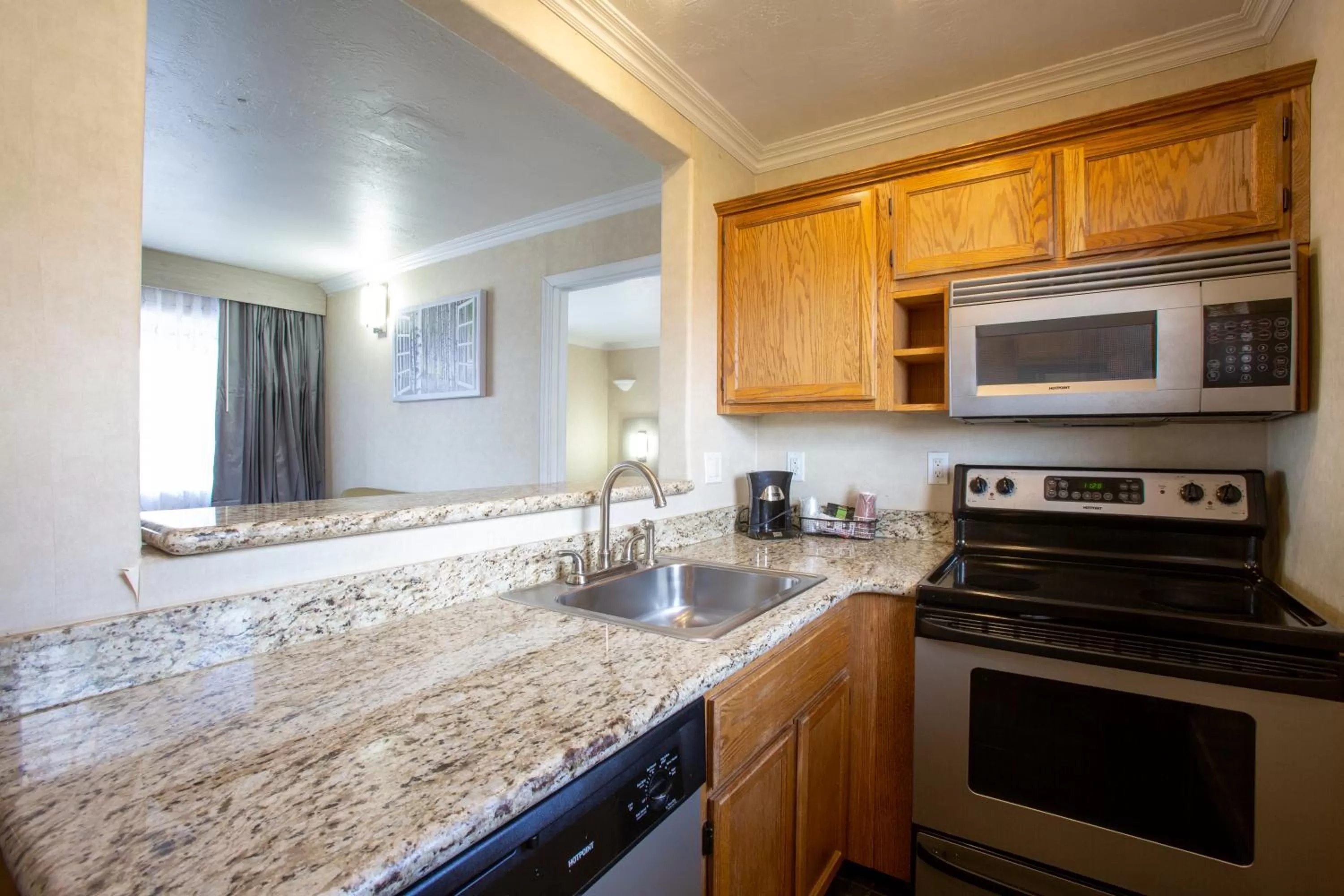 Kitchen or kitchenette in Hotel Aspen Flagstaff/ Grand Canyon InnSuites