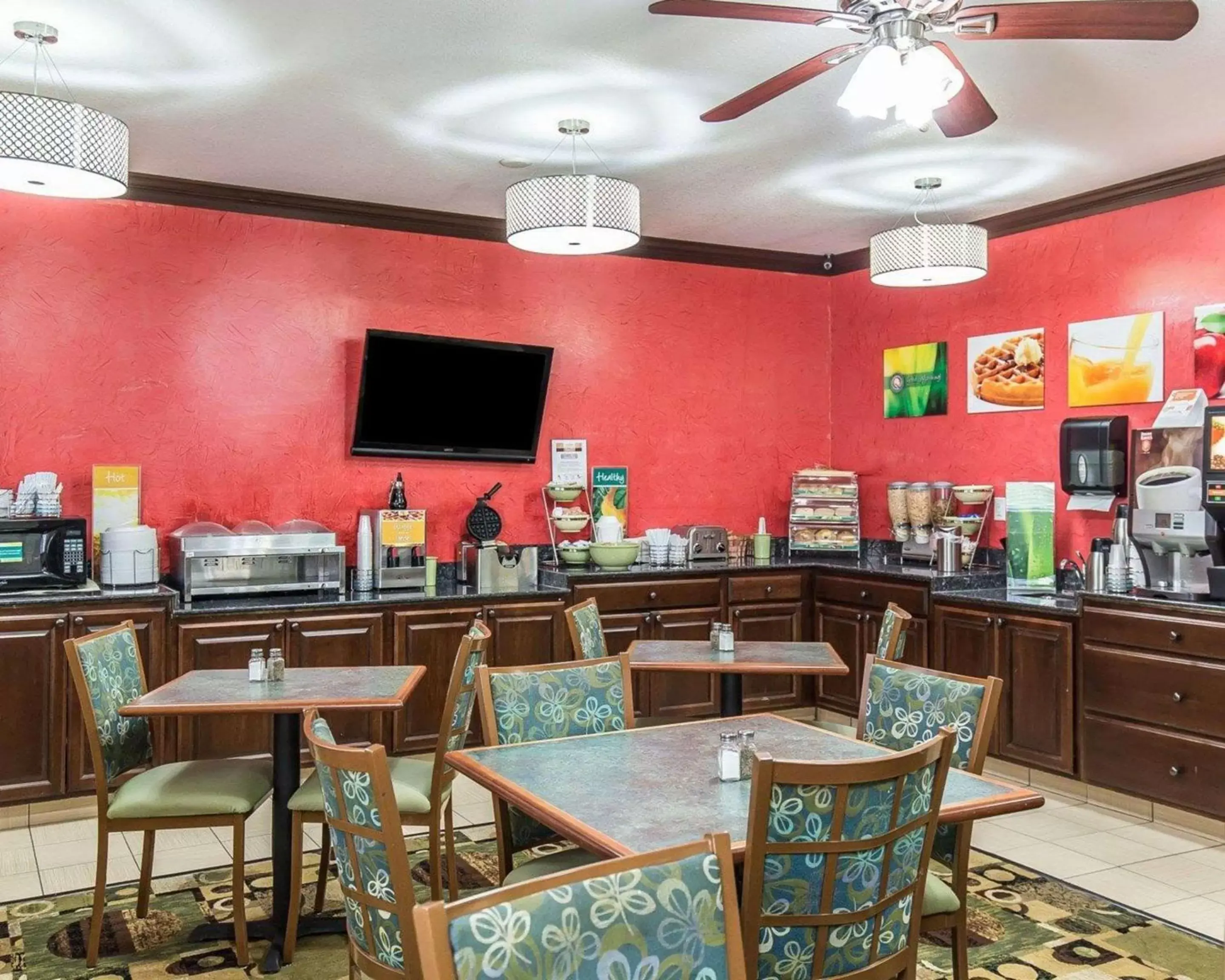Restaurant/Places to Eat in Quality Inn at Collins Road - Cedar Rapids