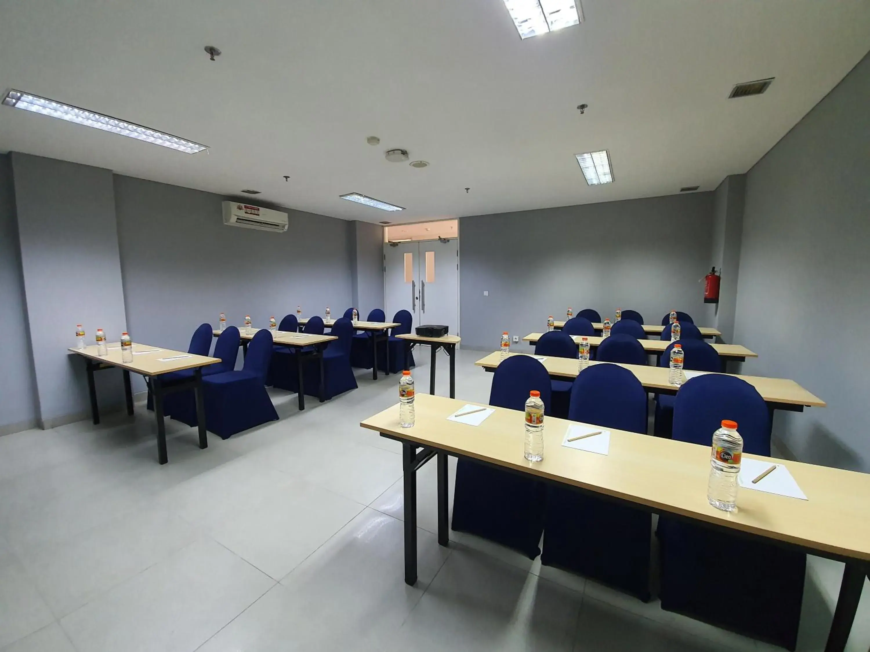 Business facilities in POP! Hotel Diponegoro Surabaya