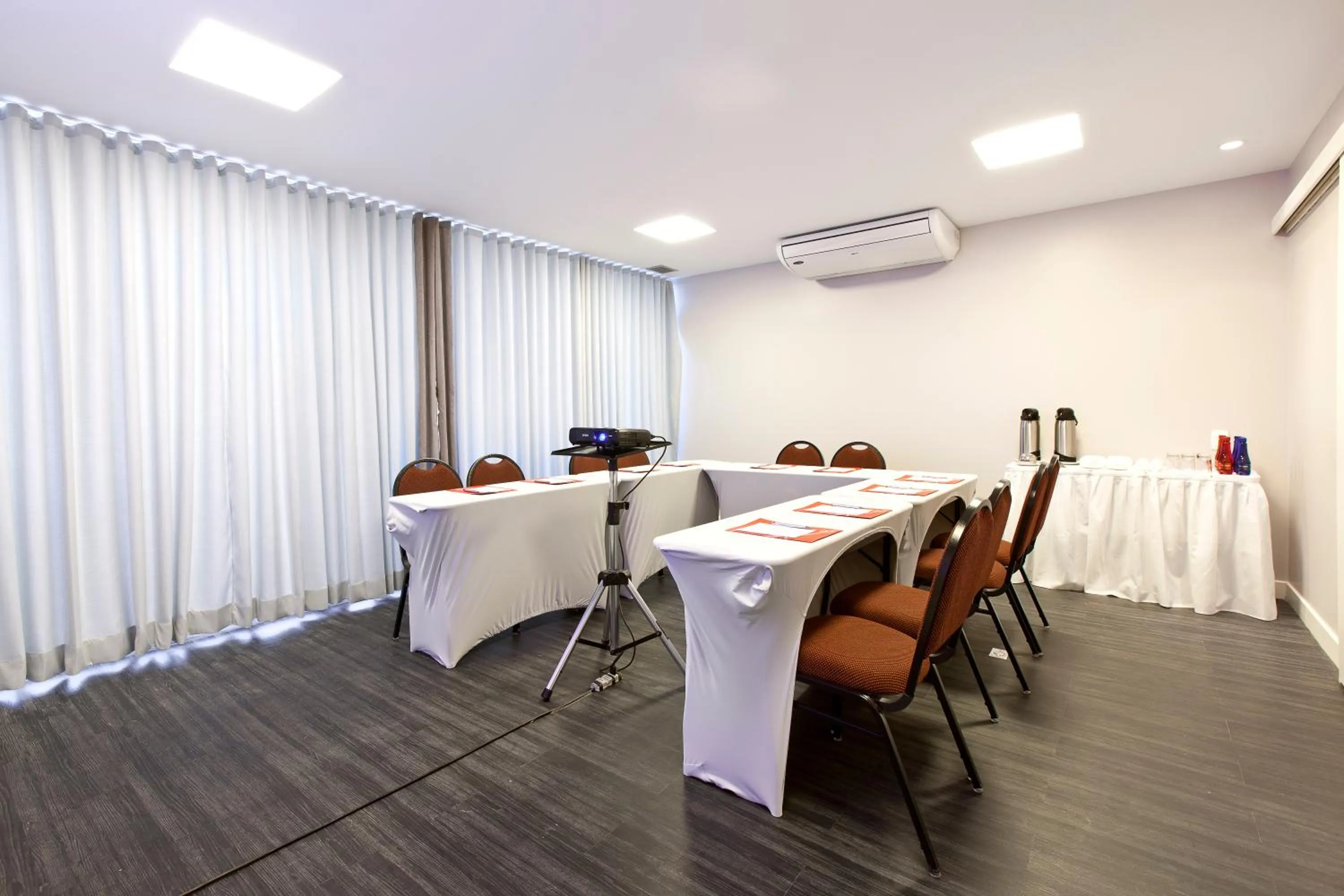 Business facilities in San Diego Suites Veredas Sete Lagoas
