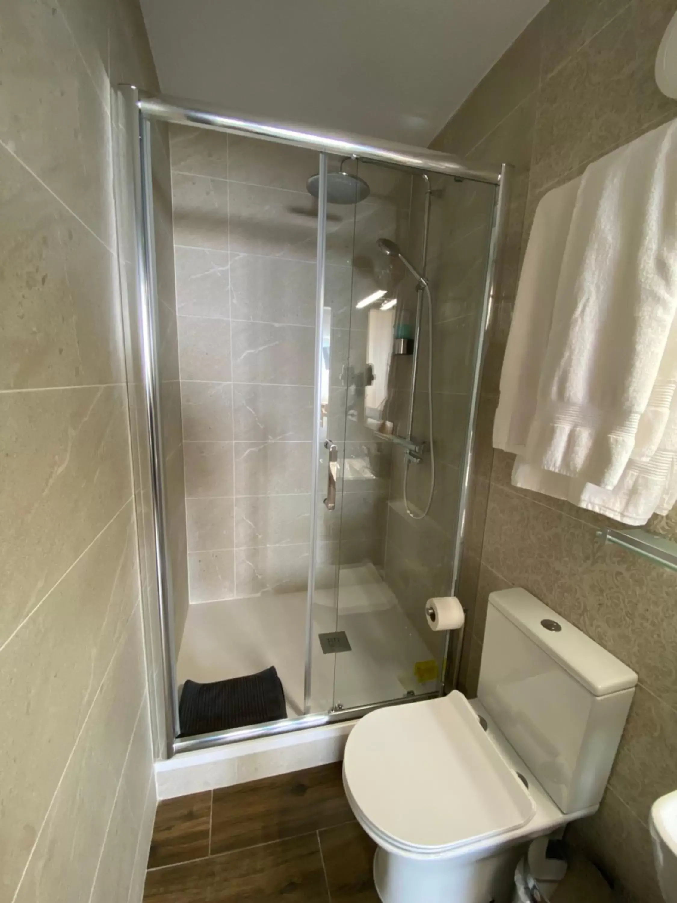 Shower, Bathroom in El Patio Hostal