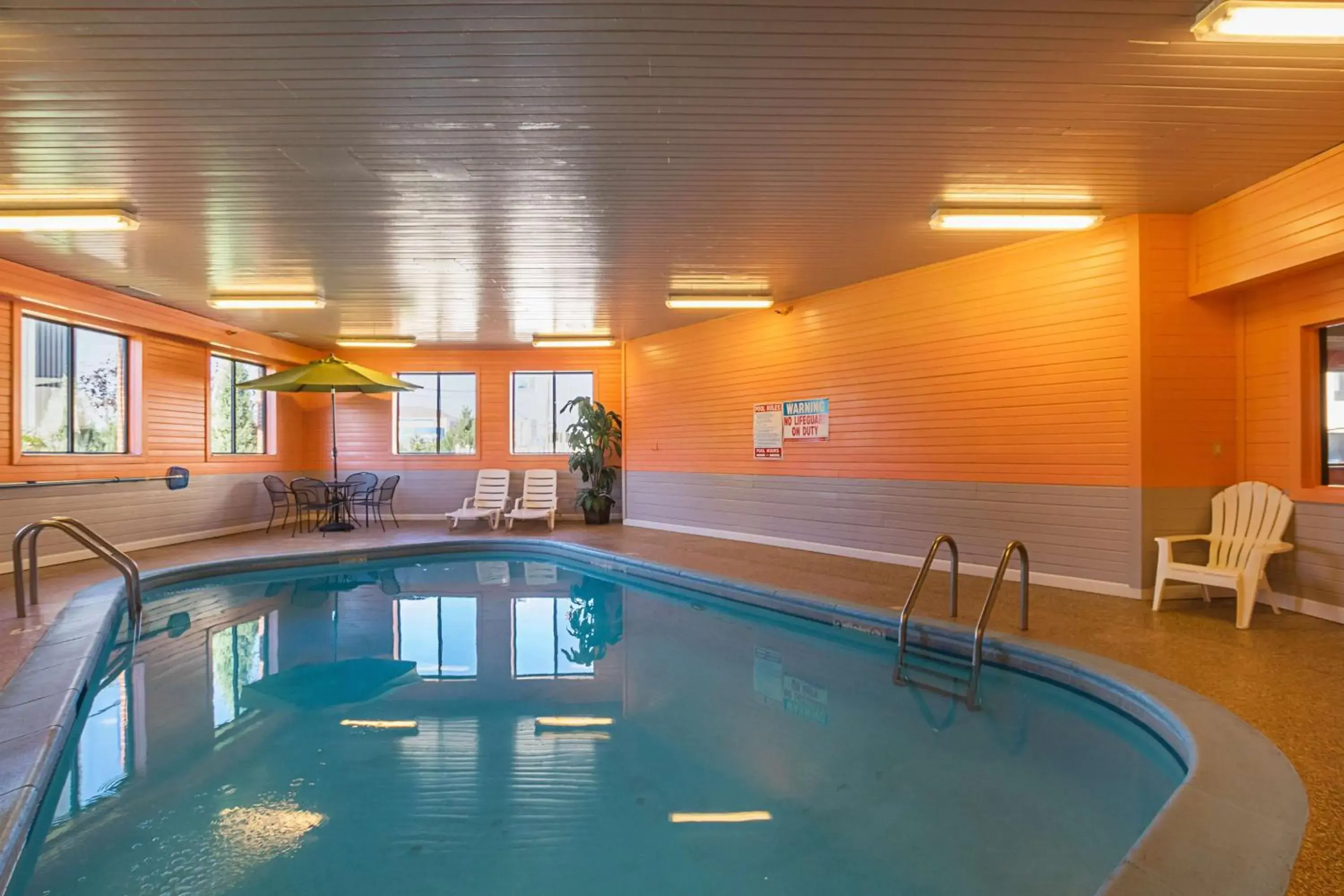 On site, Swimming Pool in Motel 6-Waterloo, IA - Crossroads Mall - Cedar Falls