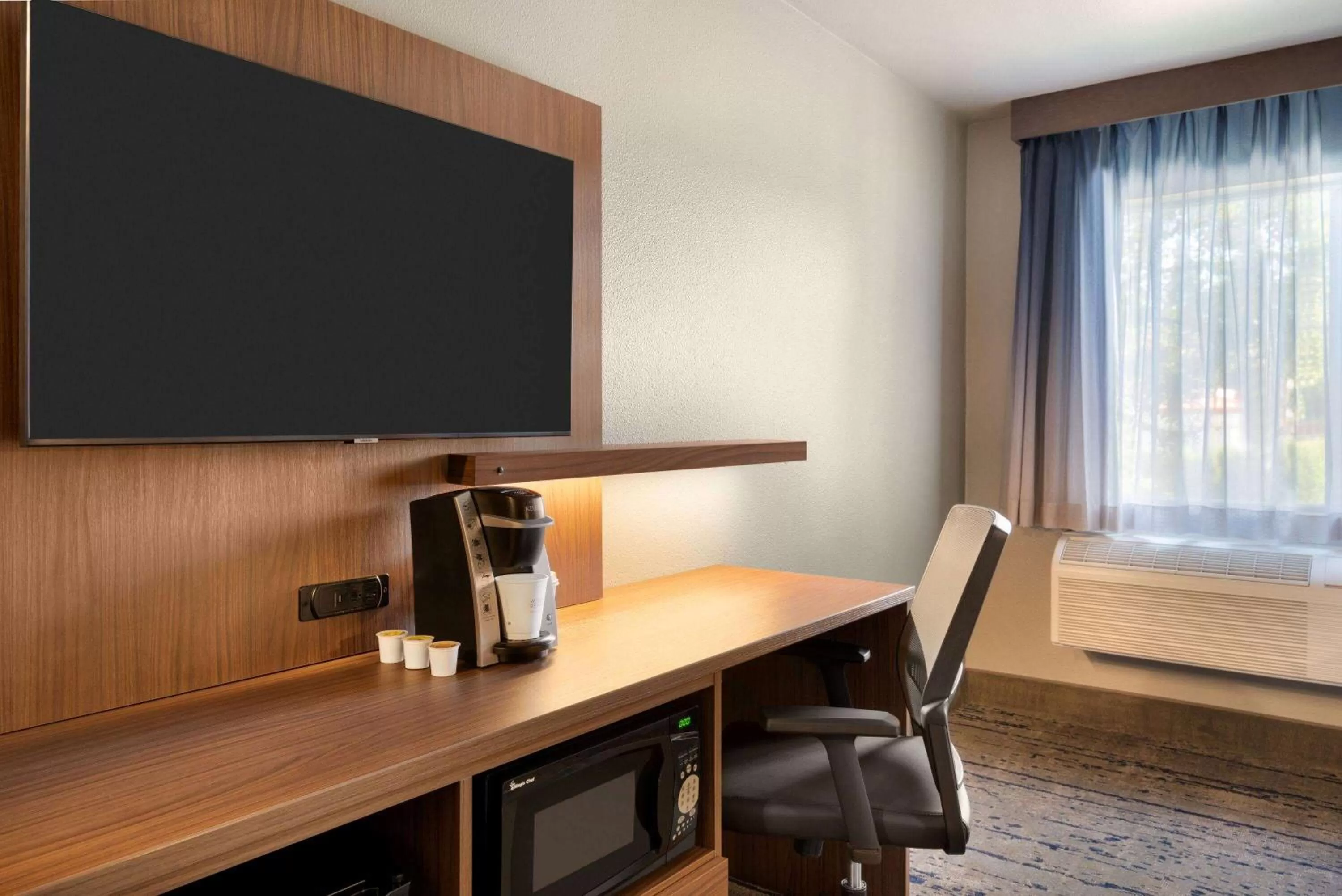 TV and multimedia in La Quinta Inn & Suites by Wyndham Springfield