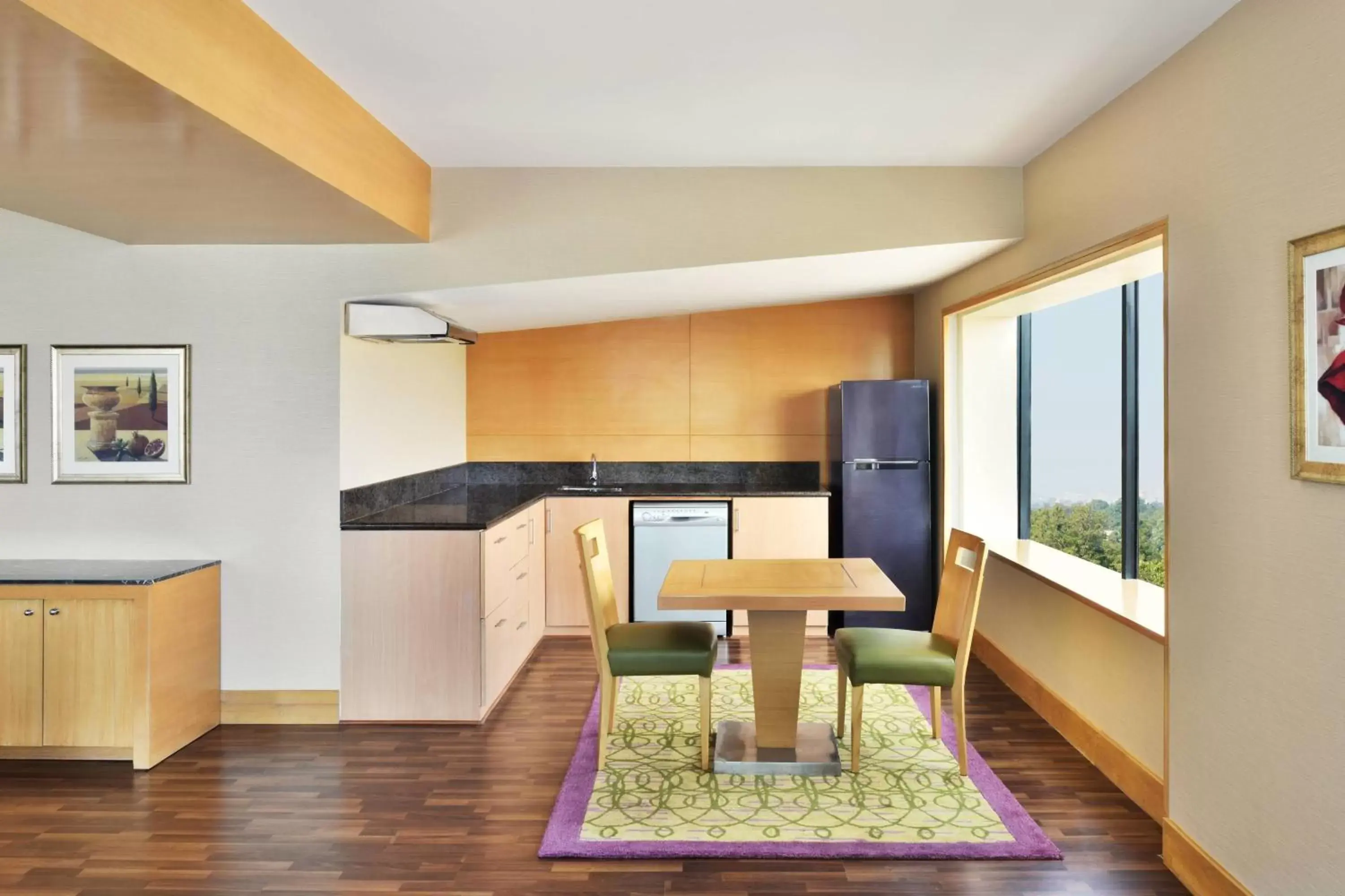 Living room, Kitchen/Kitchenette in Courtyard by Marriott Chennai