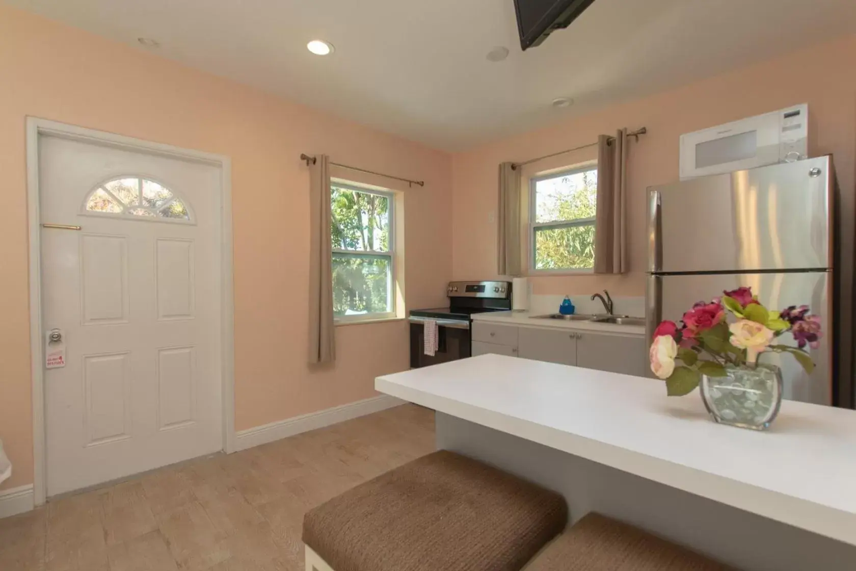 Kitchen/Kitchenette in Sunset Cove Beach Resort